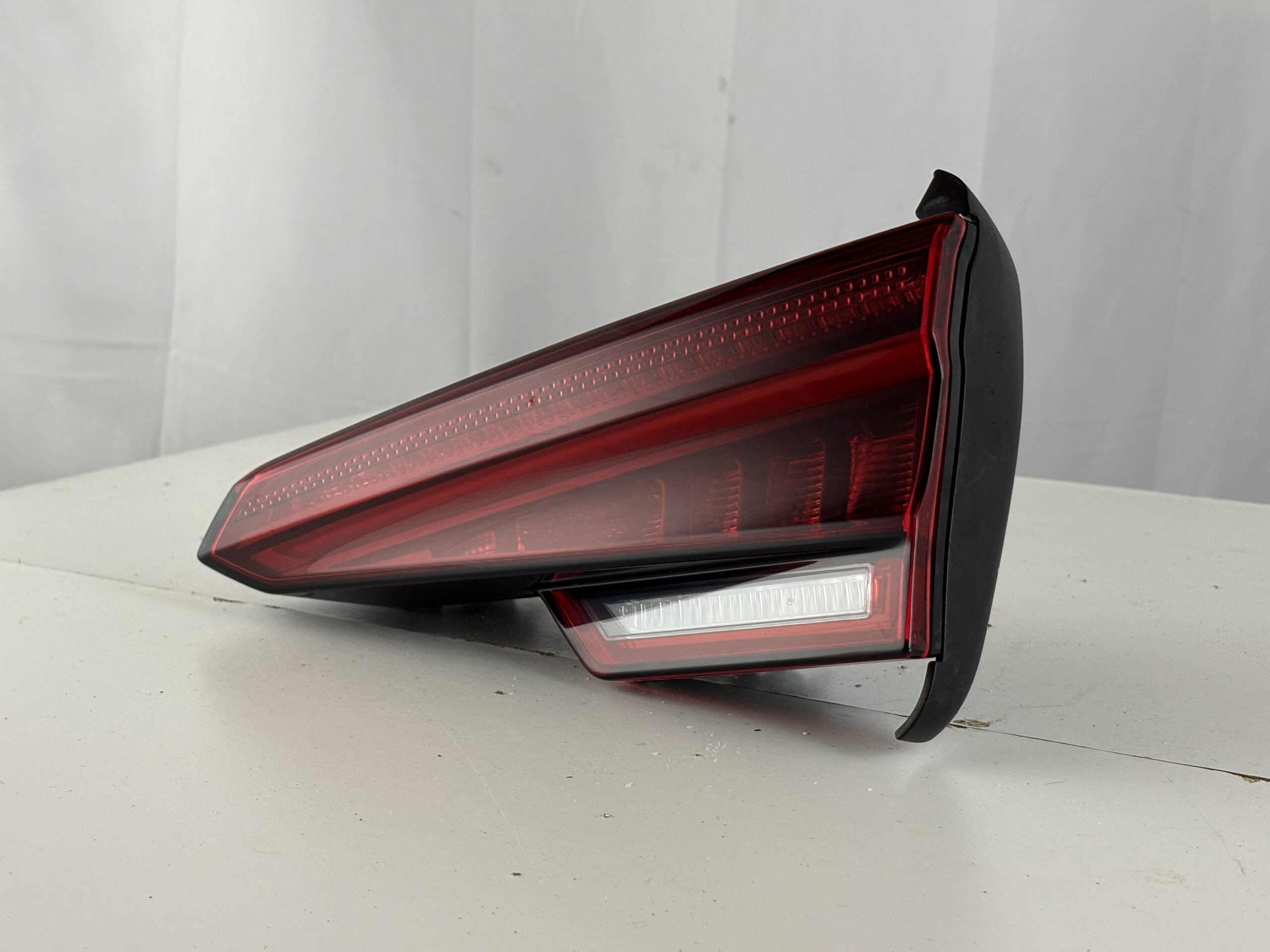 2017-2019 Audi A4/A4 Quattro/S4 Passenger Inner Taillight
