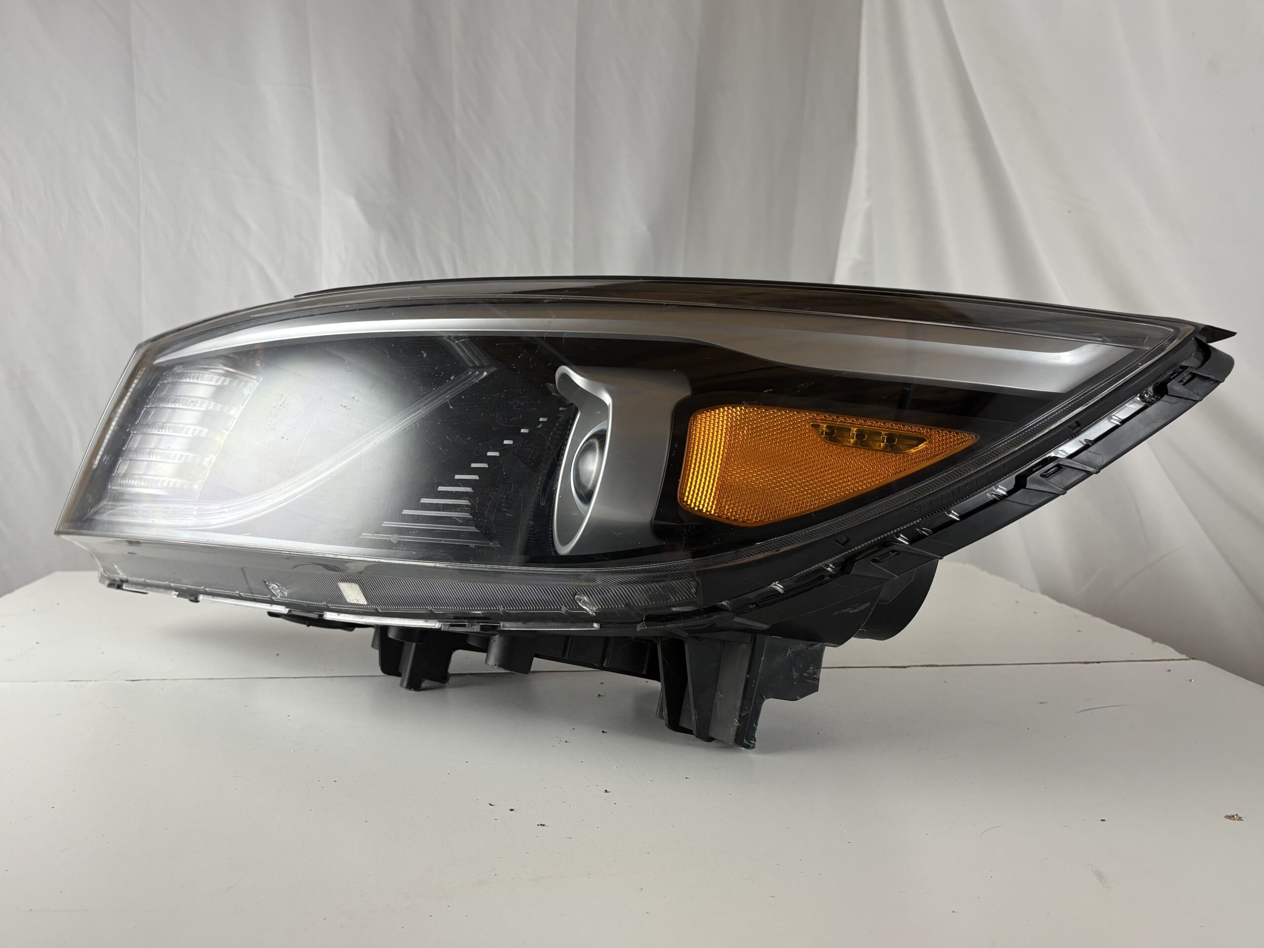 2015-2018 Kia Sedona Driver Headlight