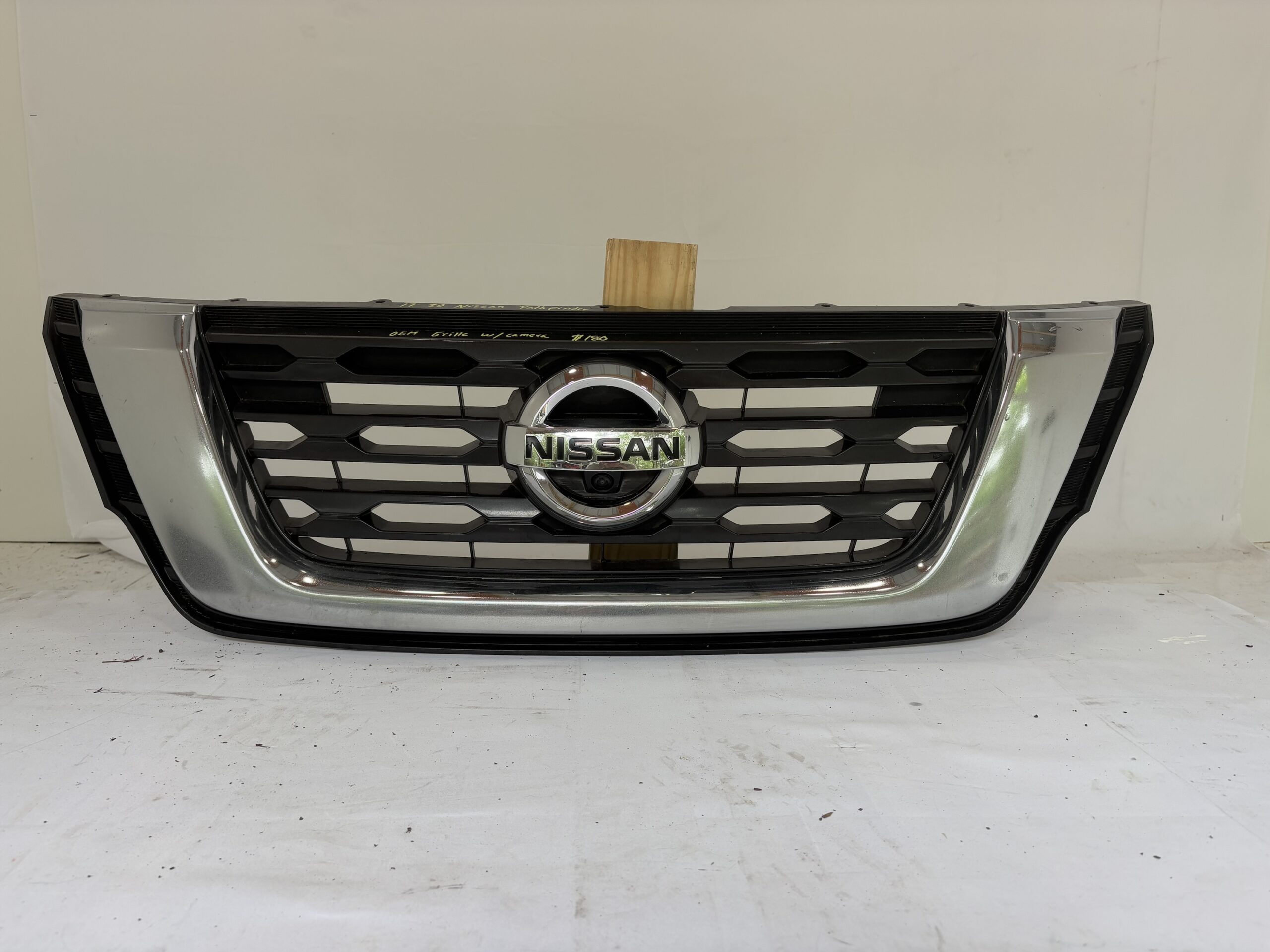 2017-2020 Nissan Pathfinder Grille w/ Camera