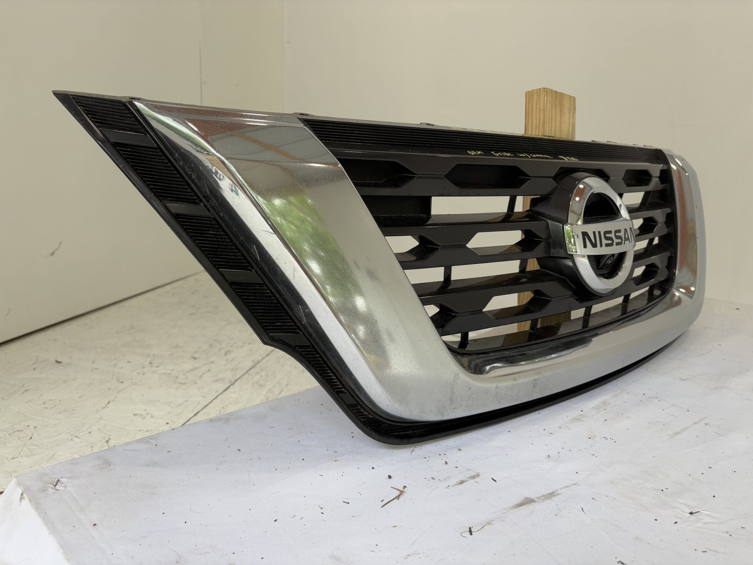 2017-2020 Nissan Pathfinder Grille w/ Camera