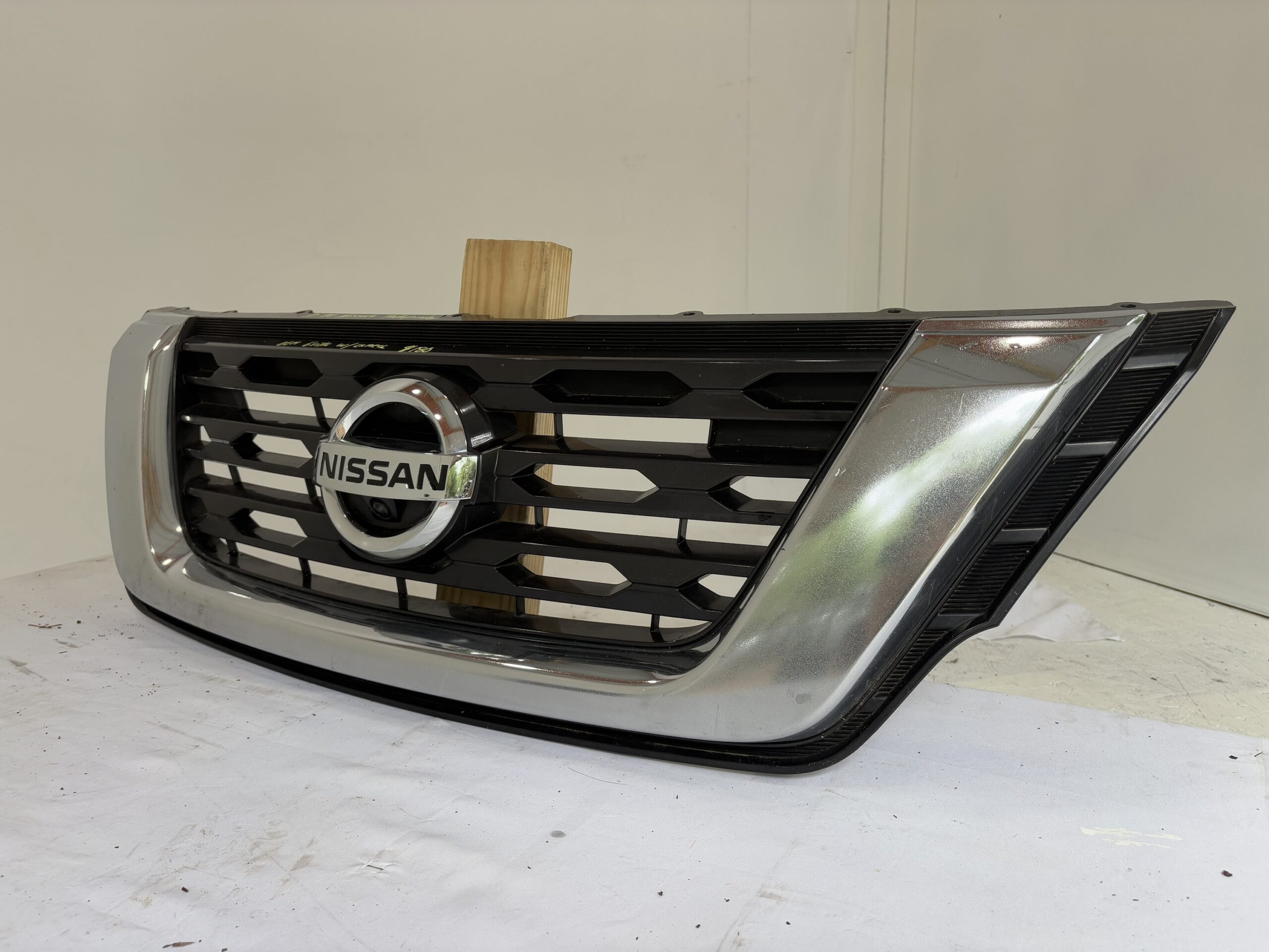 2017-2020 Nissan Pathfinder Grille w/ Camera