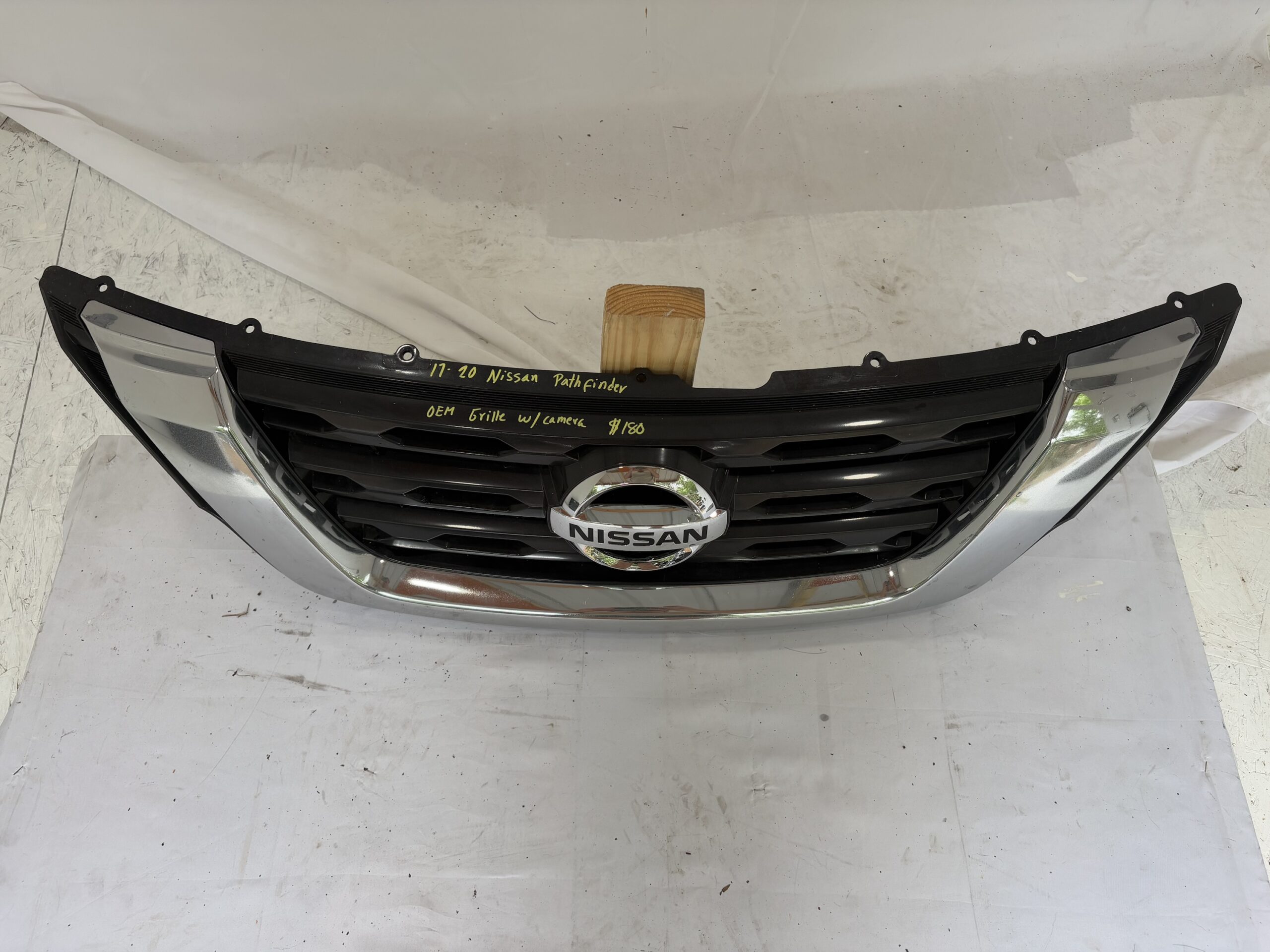 2017-2020 Nissan Pathfinder Grille w/ Camera