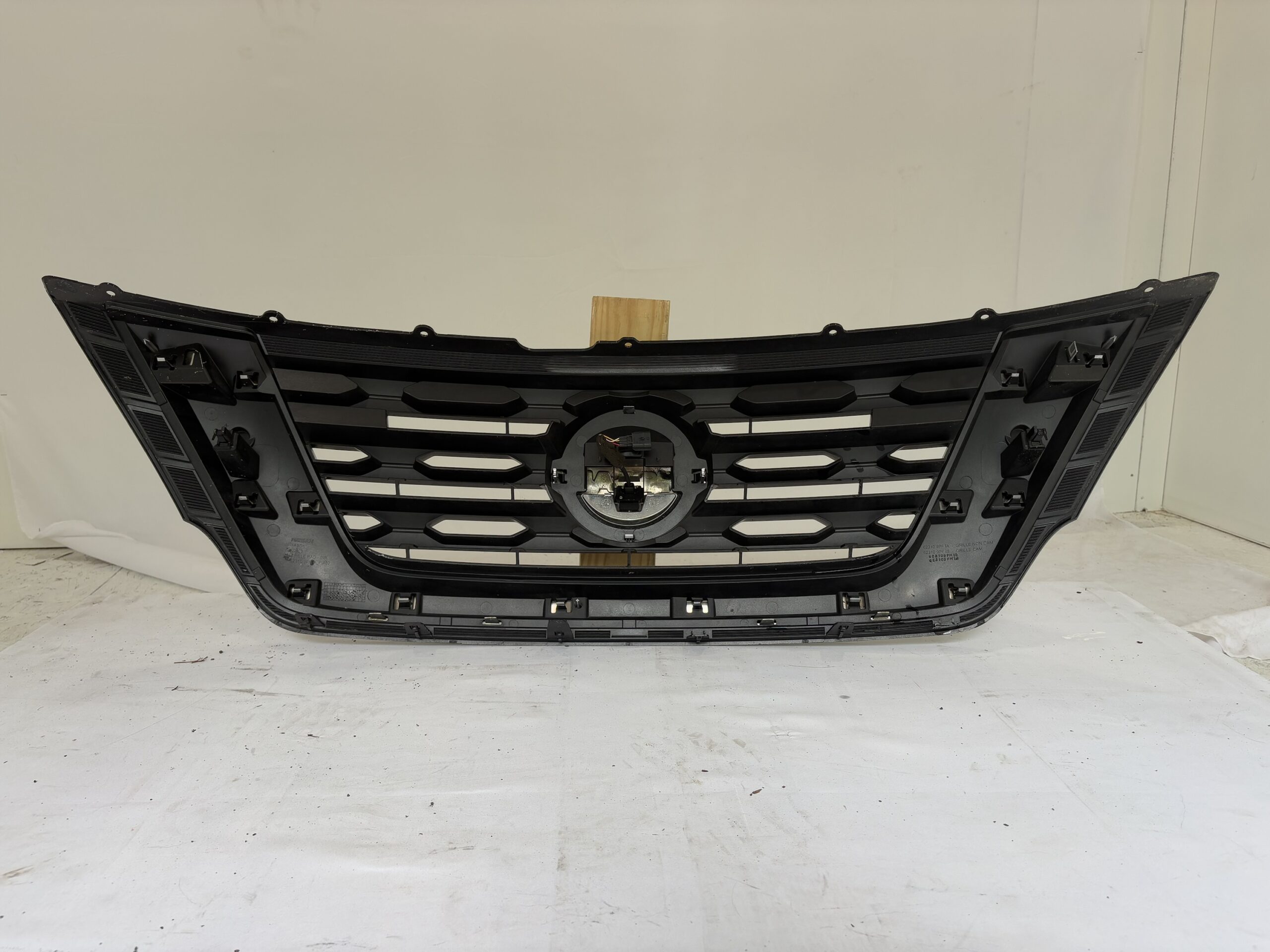2017-2020 Nissan Pathfinder Grille w/ Camera