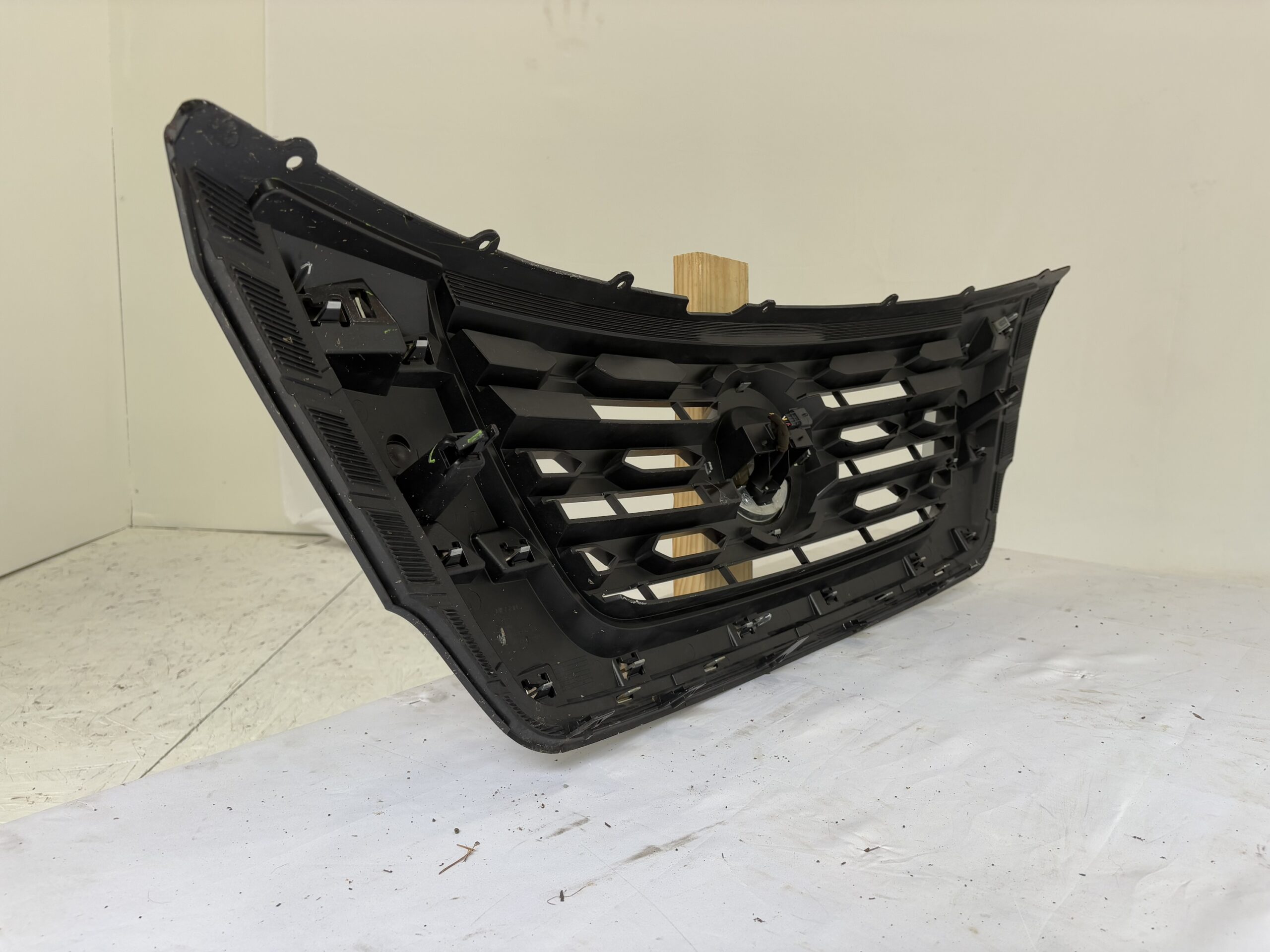 2017-2020 Nissan Pathfinder Grille w/ Camera