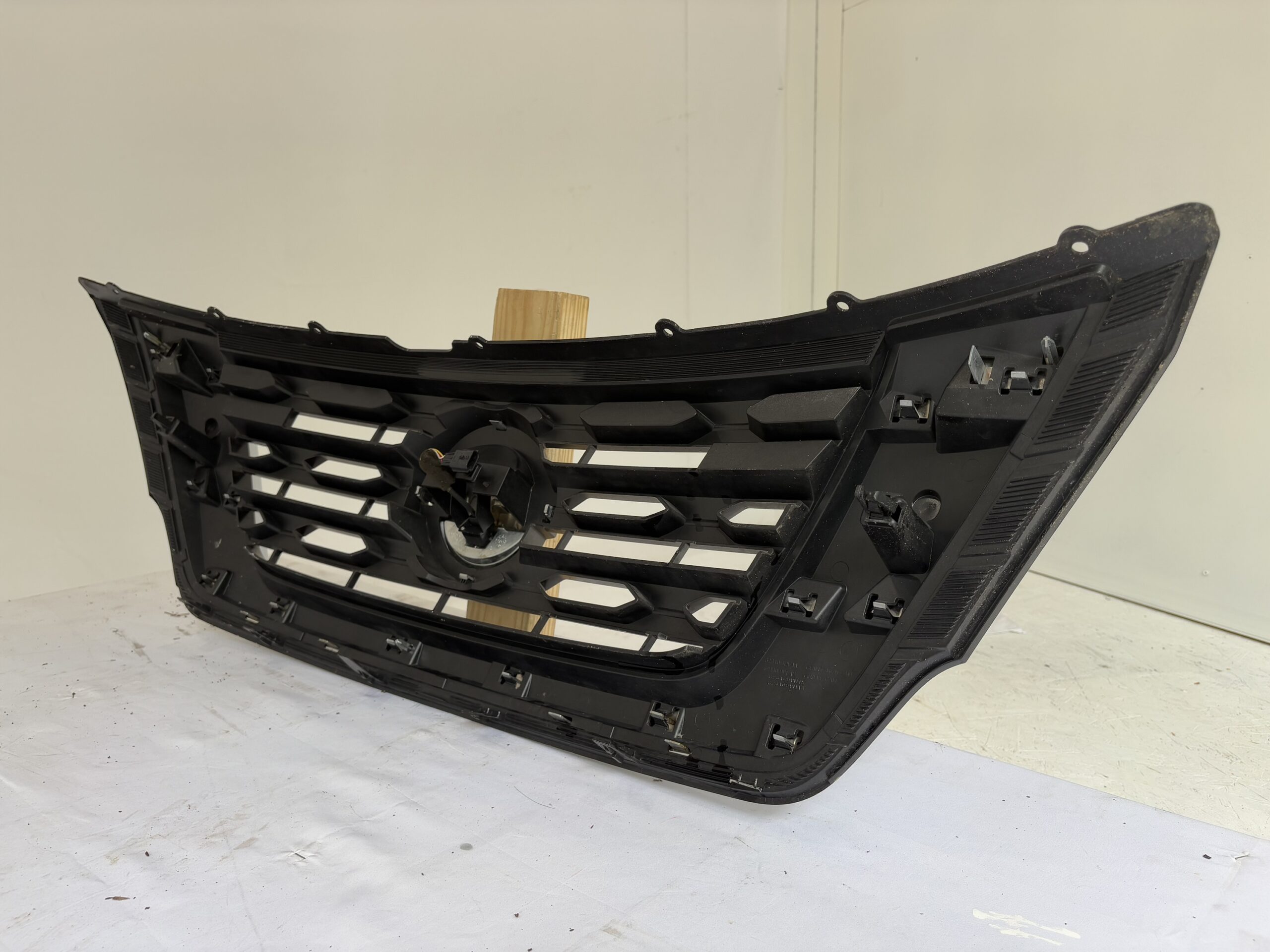 2017-2020 Nissan Pathfinder Grille w/ Camera