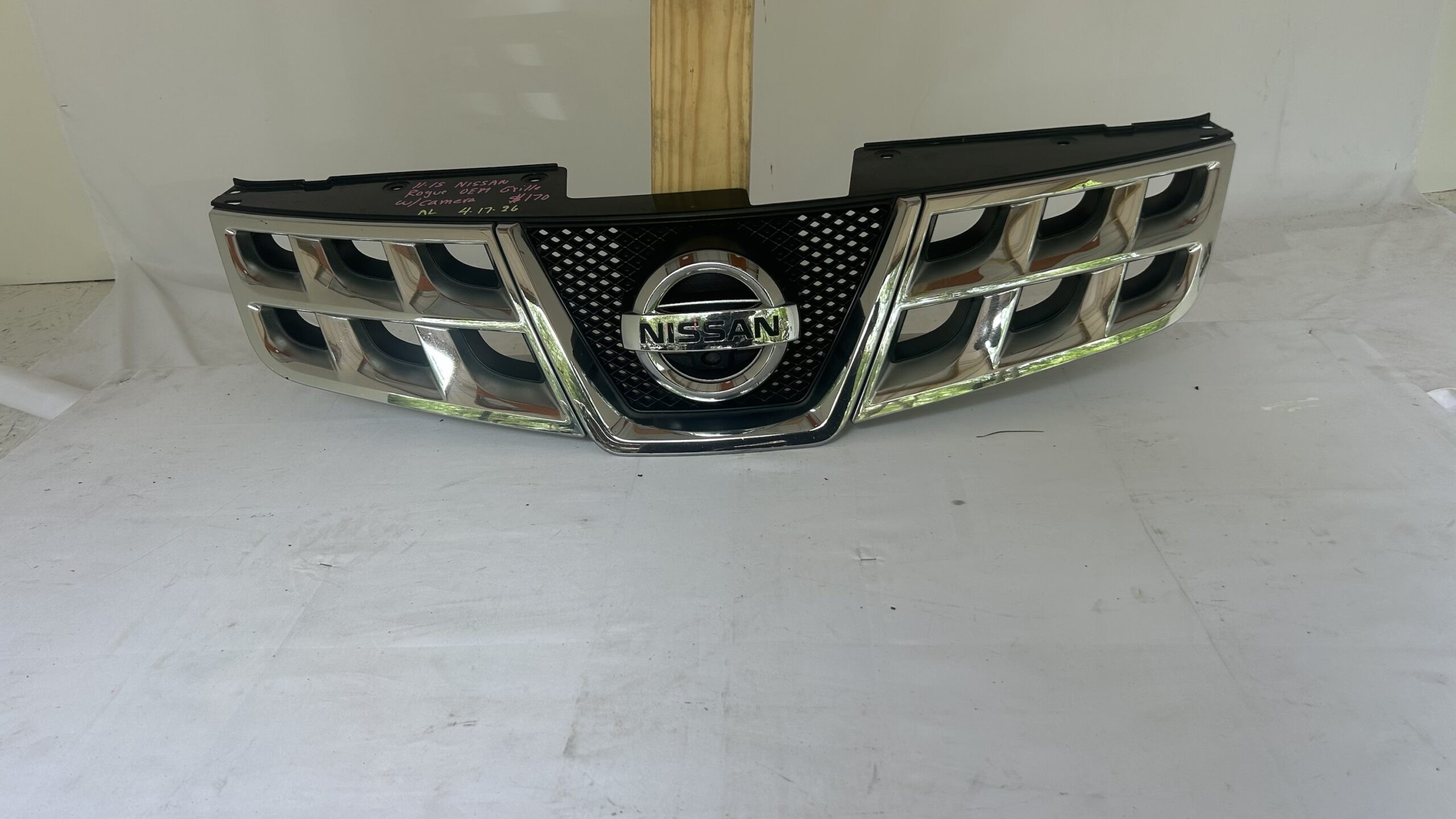 2011-2015 Nissan Rogue Grille w/ camera