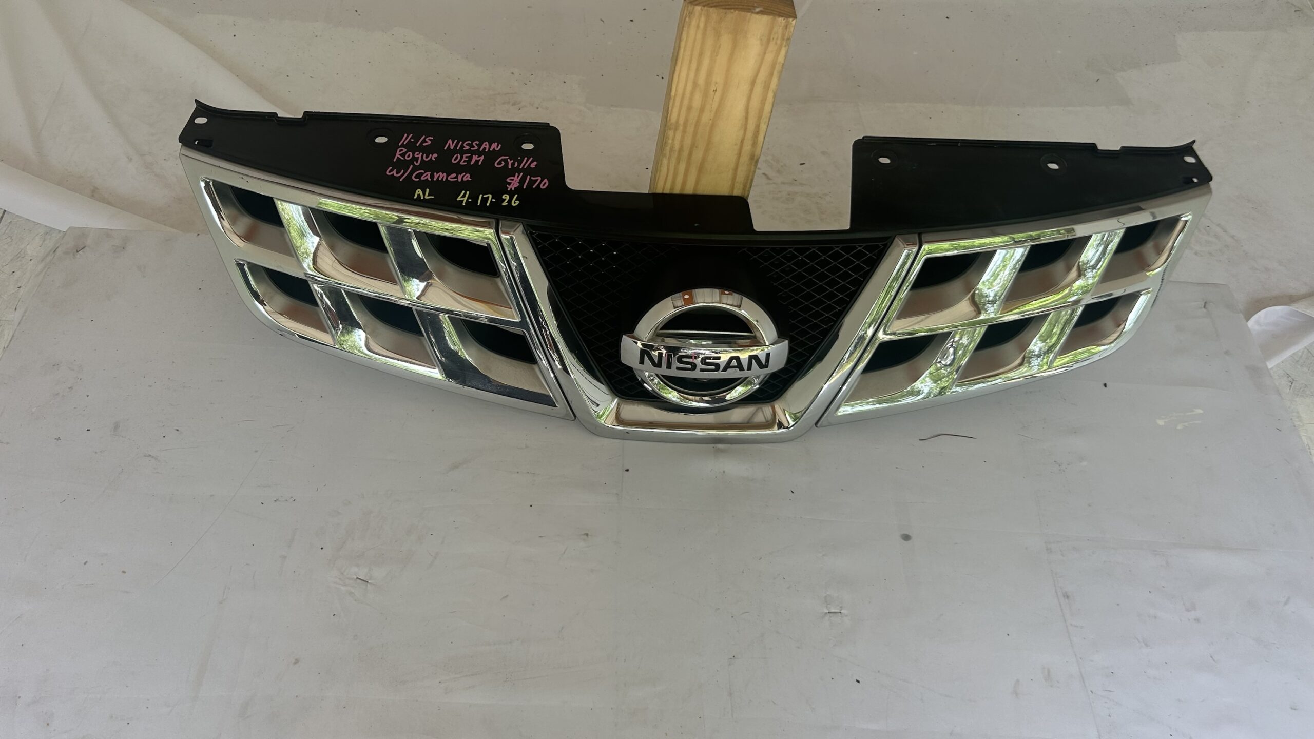 2011-2015 Nissan Rogue Grille w/ camera