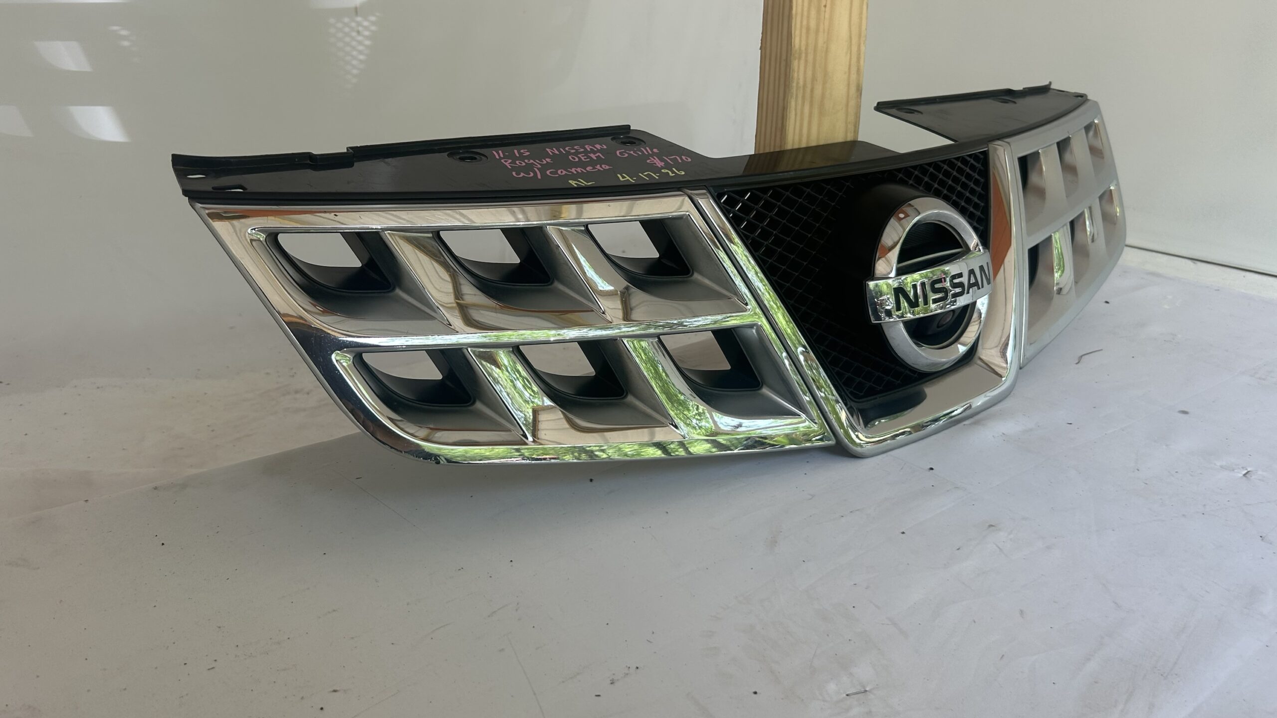 2011-2015 Nissan Rogue Grille w/ camera