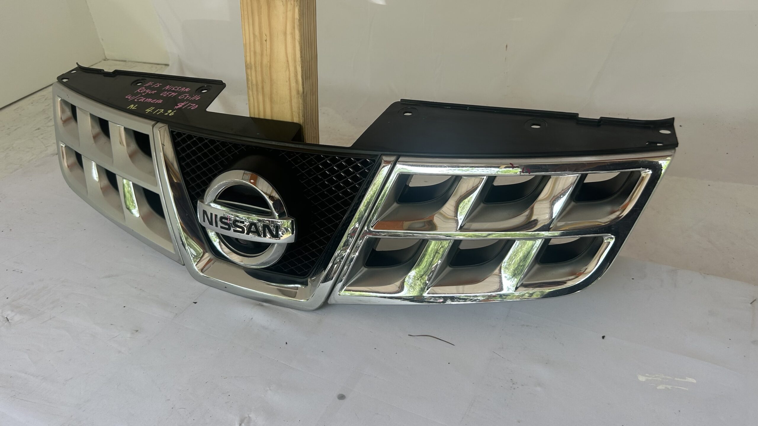 2011-2015 Nissan Rogue Grille w/ camera