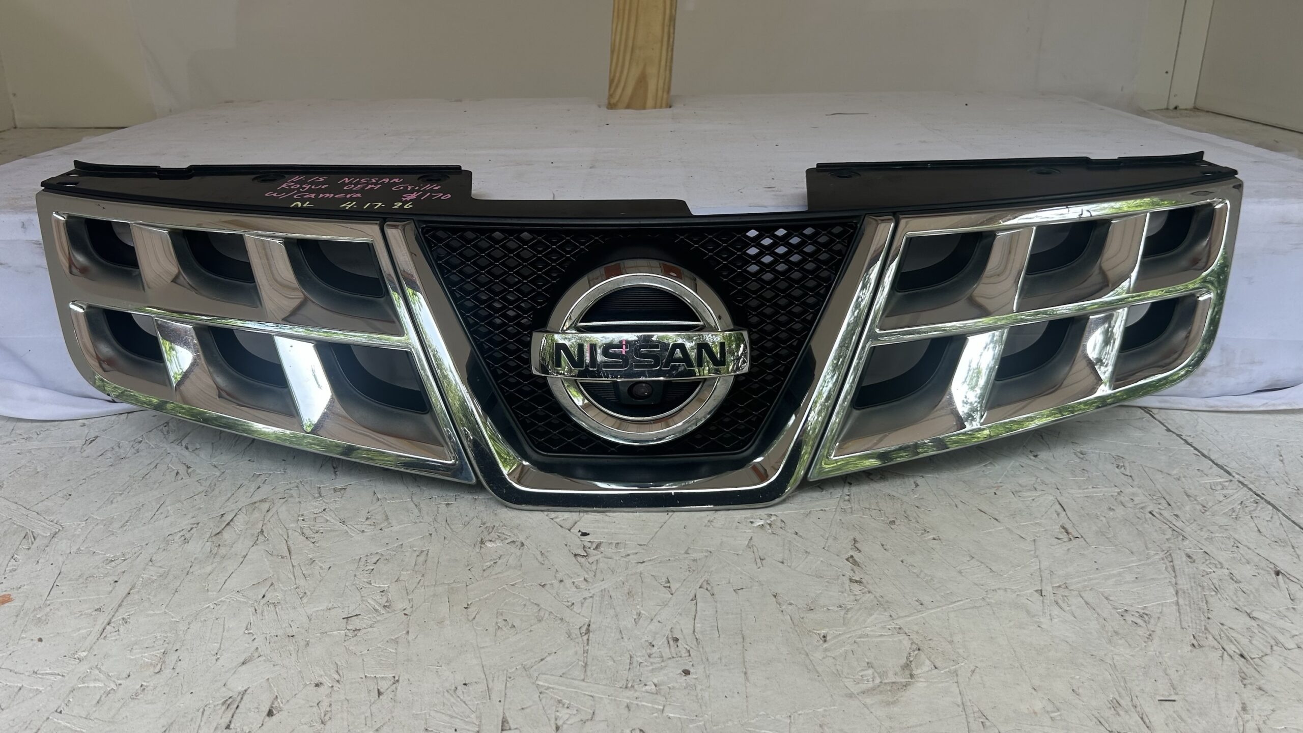 2011-2015 Nissan Rogue Grille w/ camera
