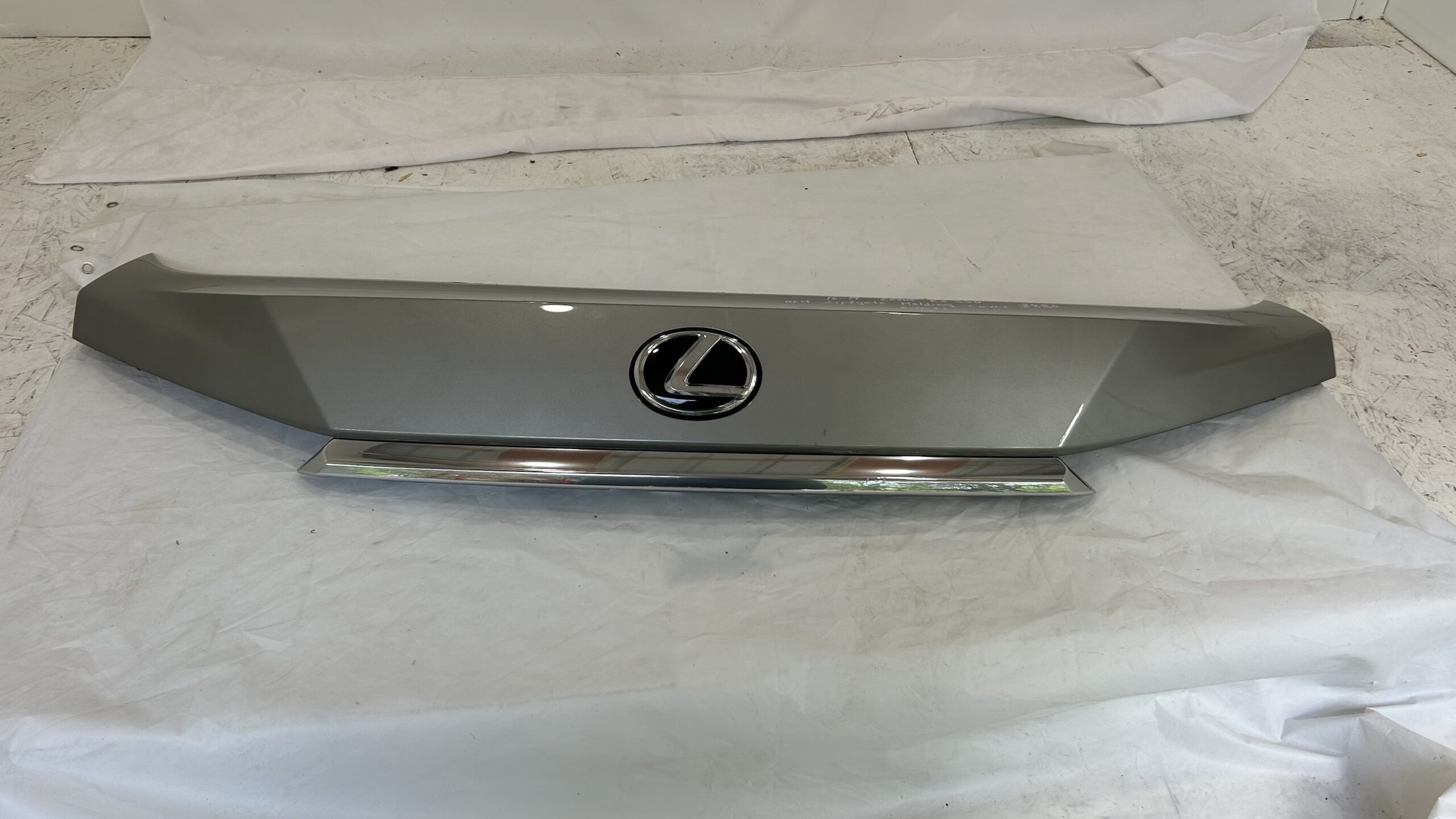 2016-2019 Lexus RX350  Liftgate cover Molding  w/ emblem
