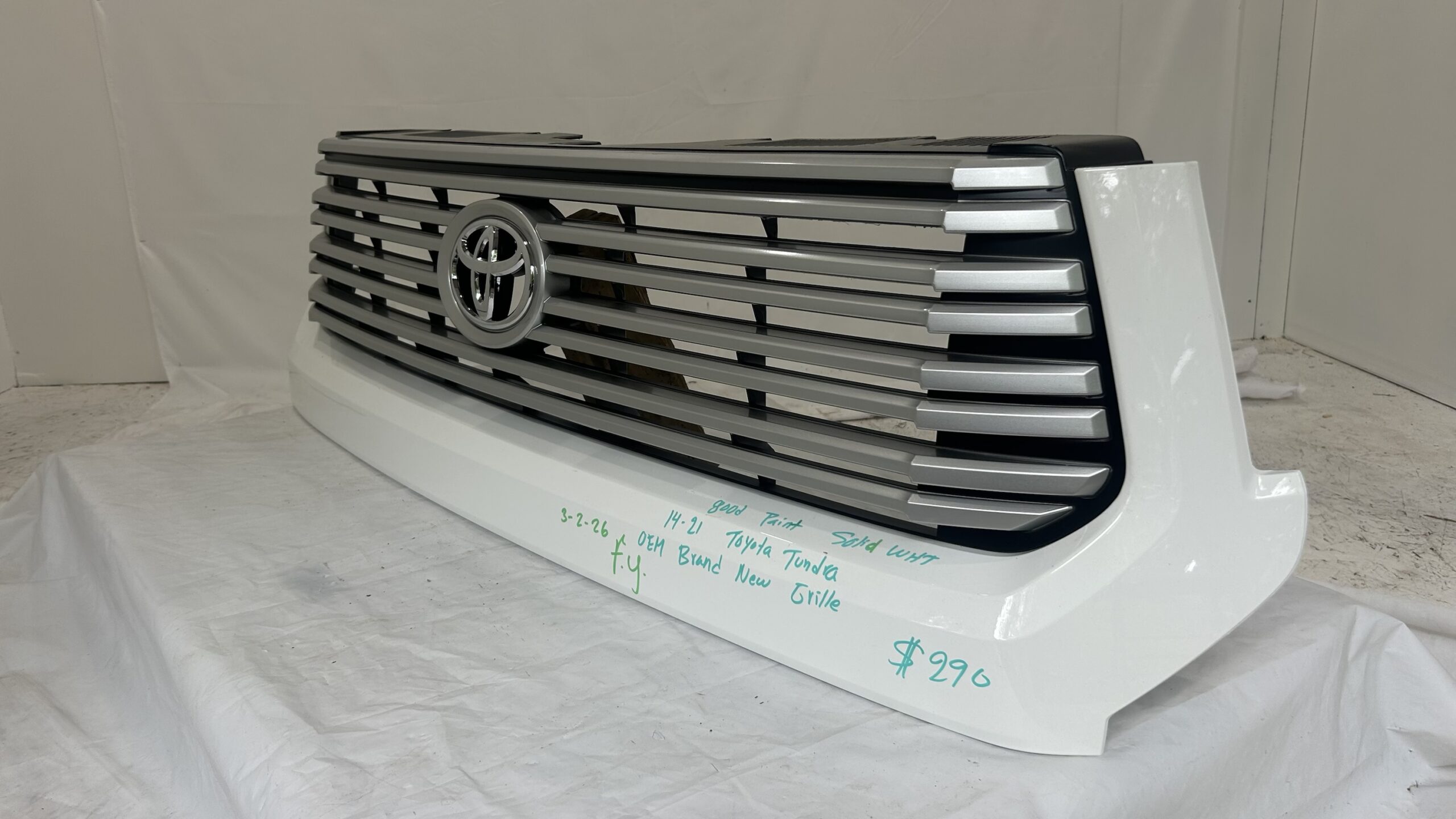 2014-2018 Toyota Tundra Solid White Grille