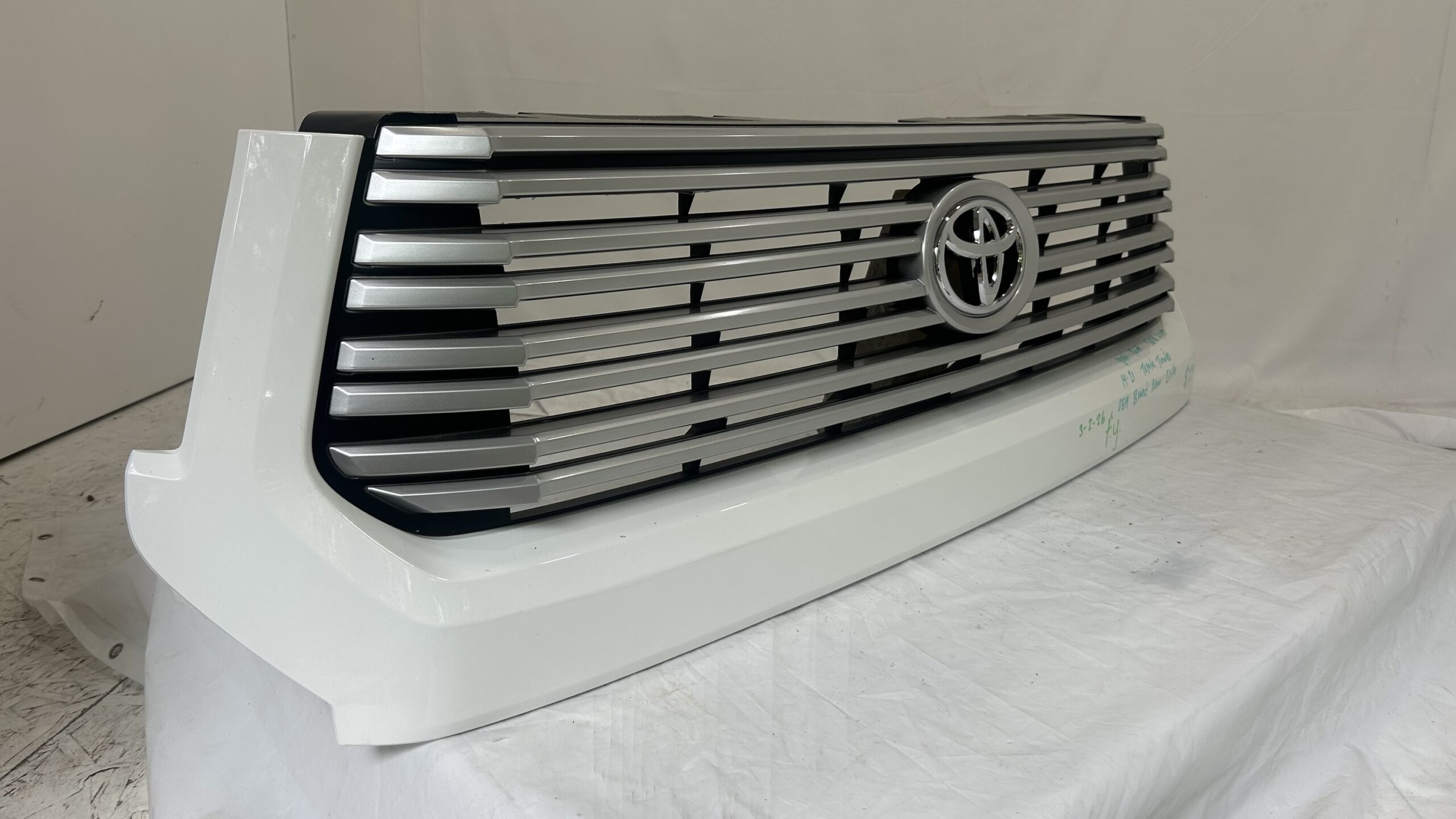 2014-2018 Toyota Tundra Solid White Grille