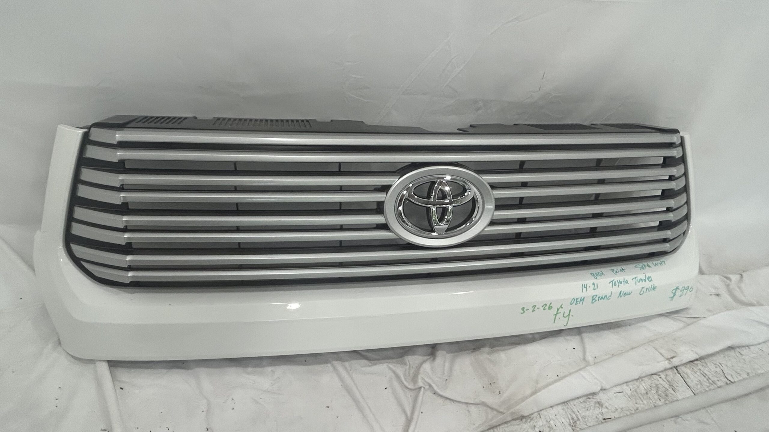 2014-2018 Toyota Tundra Solid White Grille