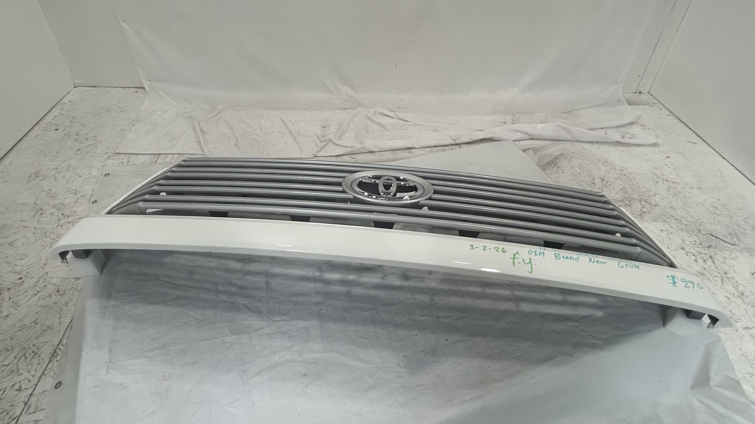 2014-2018 Toyota Tundra Solid White Grille