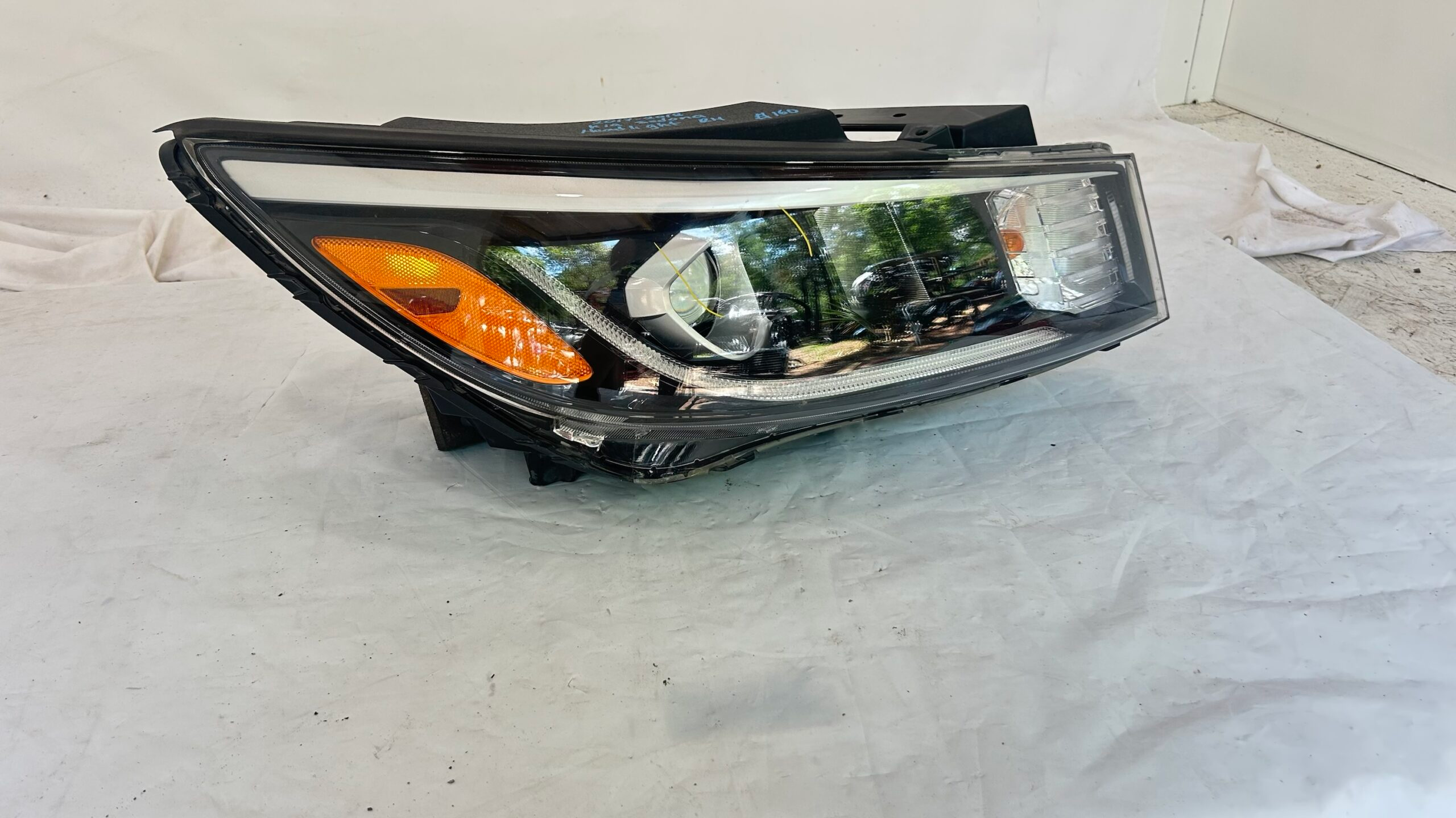 2017-2018 KIA Sedona right headlight
