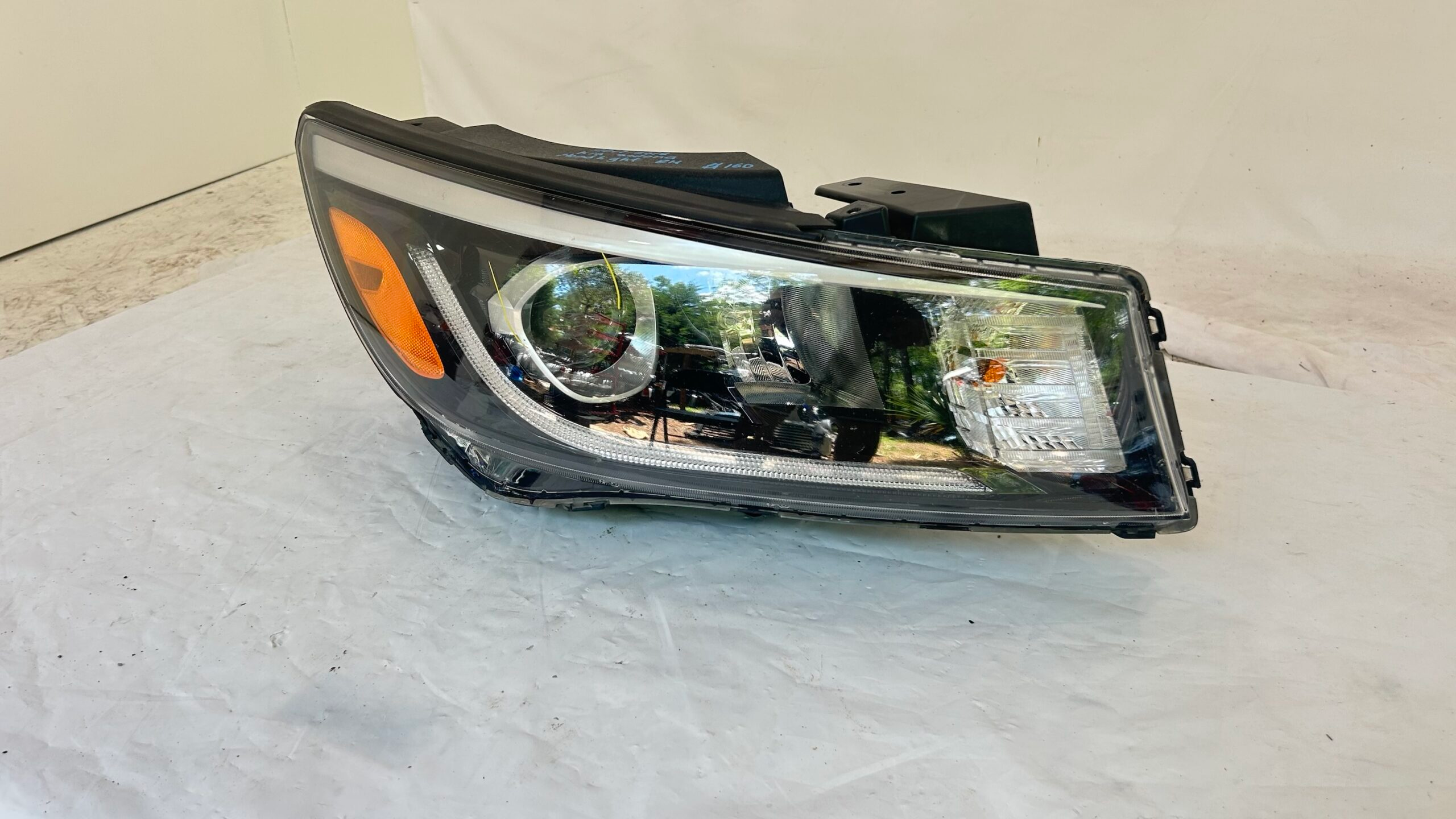 2017-2018 KIA Sedona right headlight
