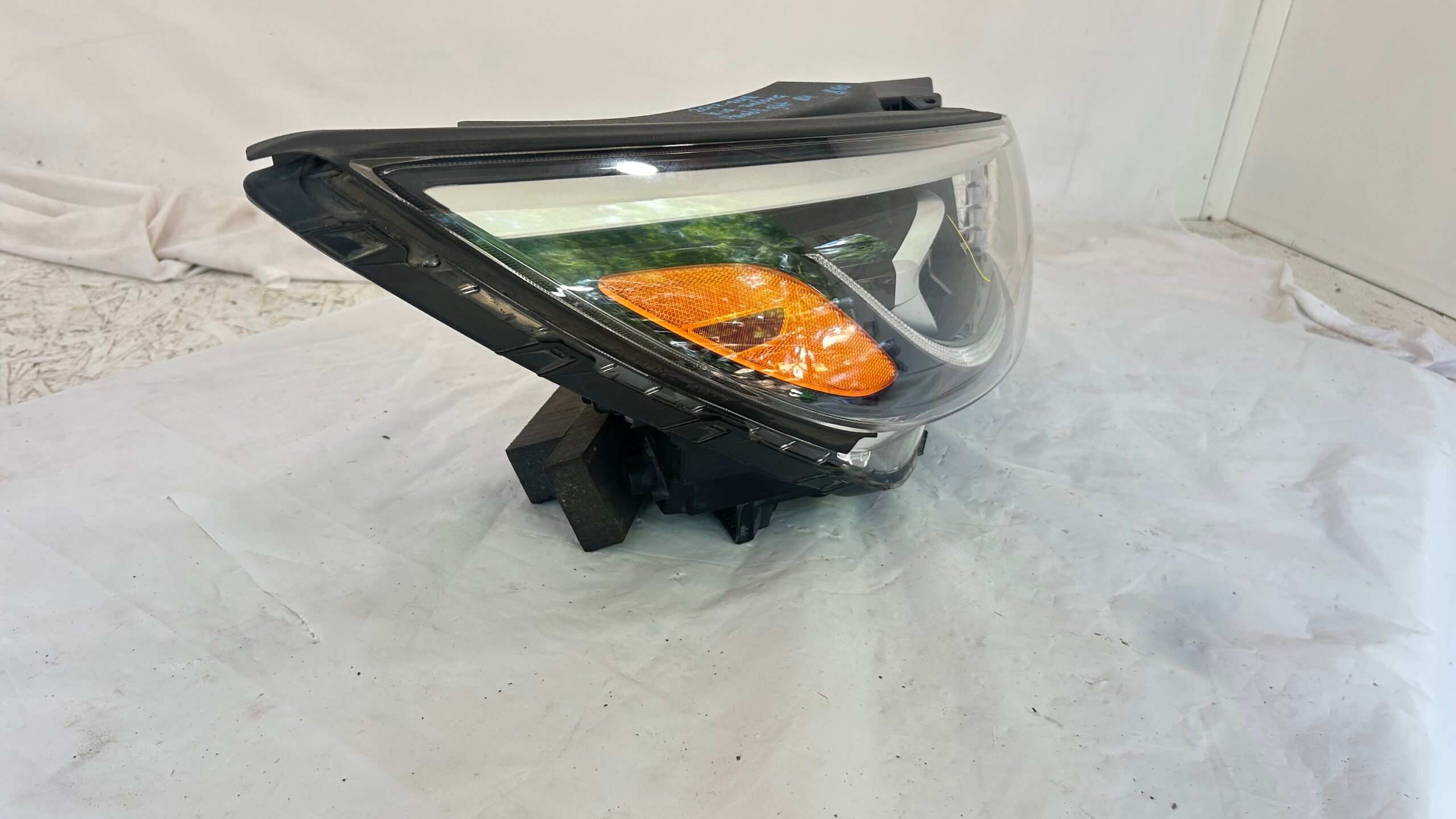 2017-2018 KIA Sedona right headlight