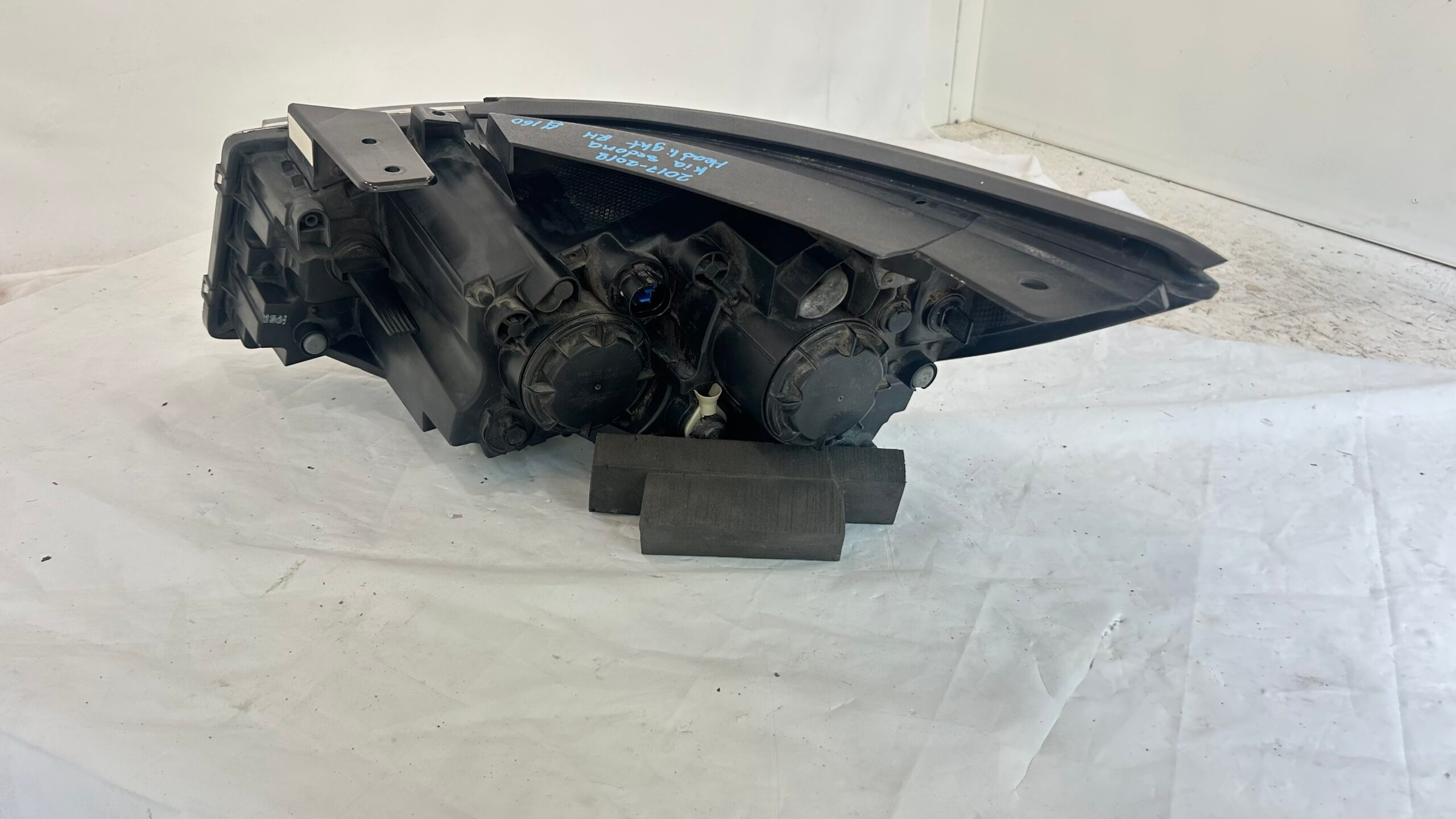 2017-2018 KIA Sedona right headlight
