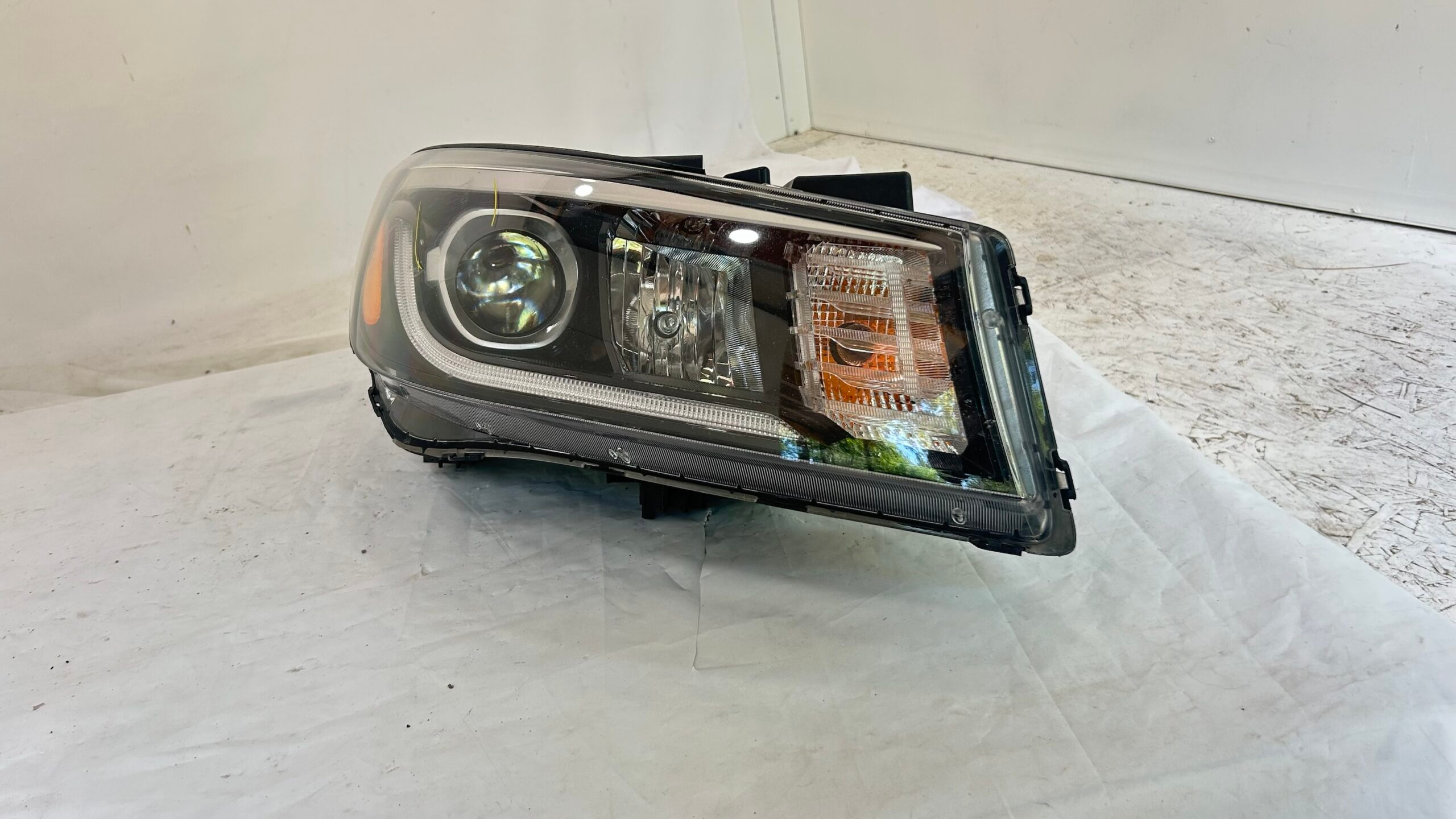 2017-2018 KIA Sedona right headlight