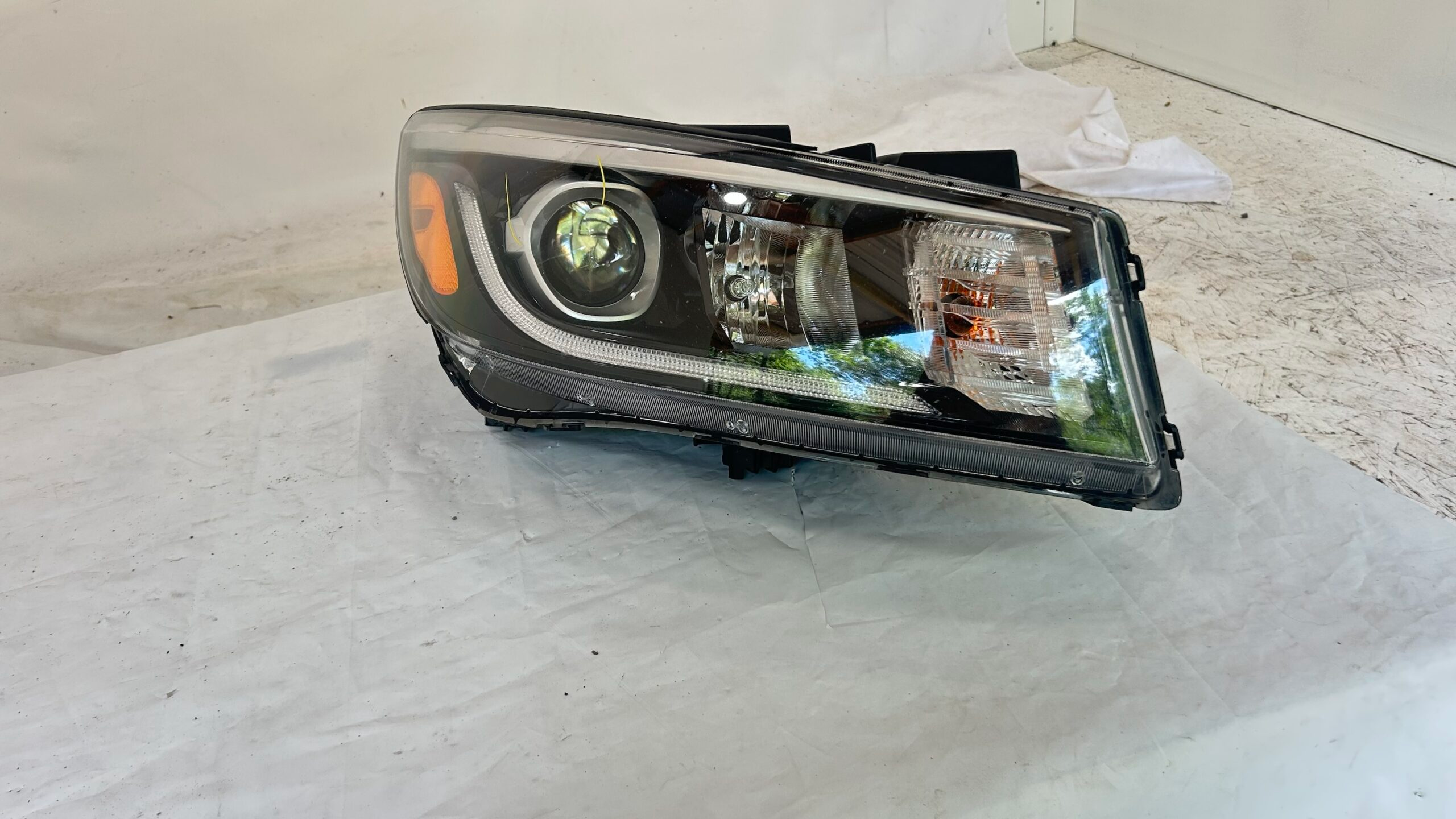 2017-2018 KIA Sedona right headlight