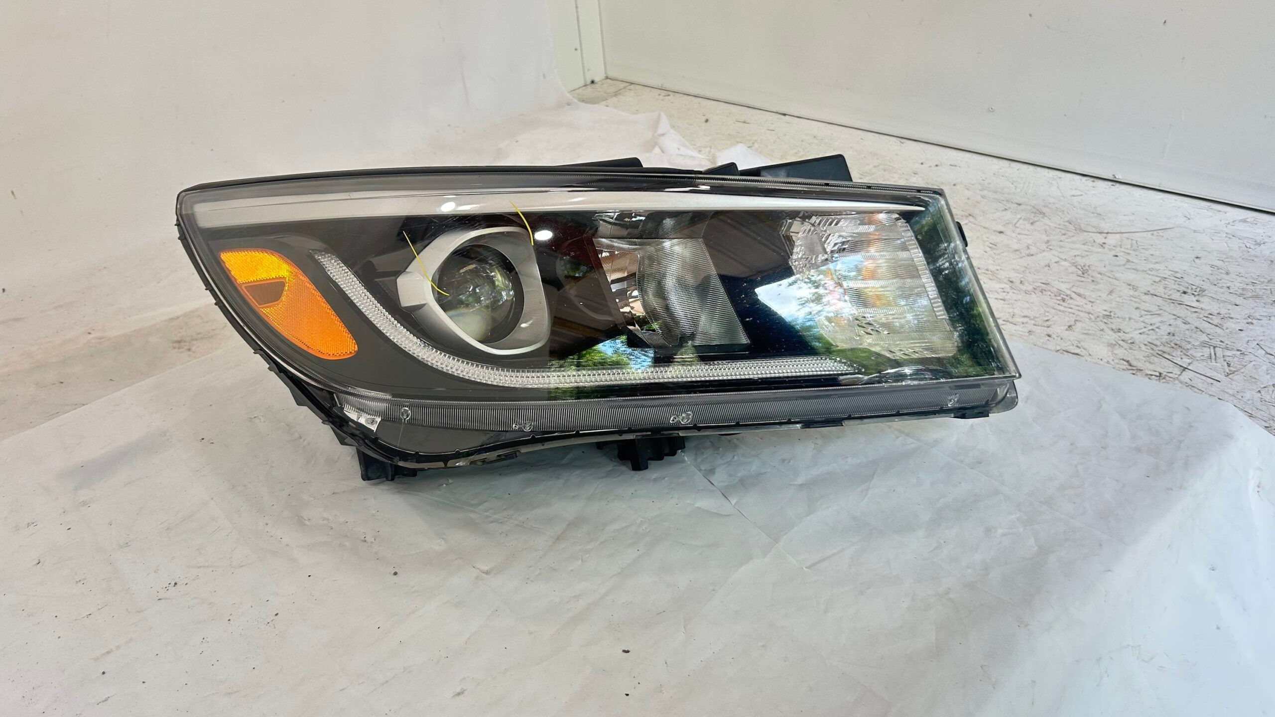 2017-2018 KIA Sedona right headlight