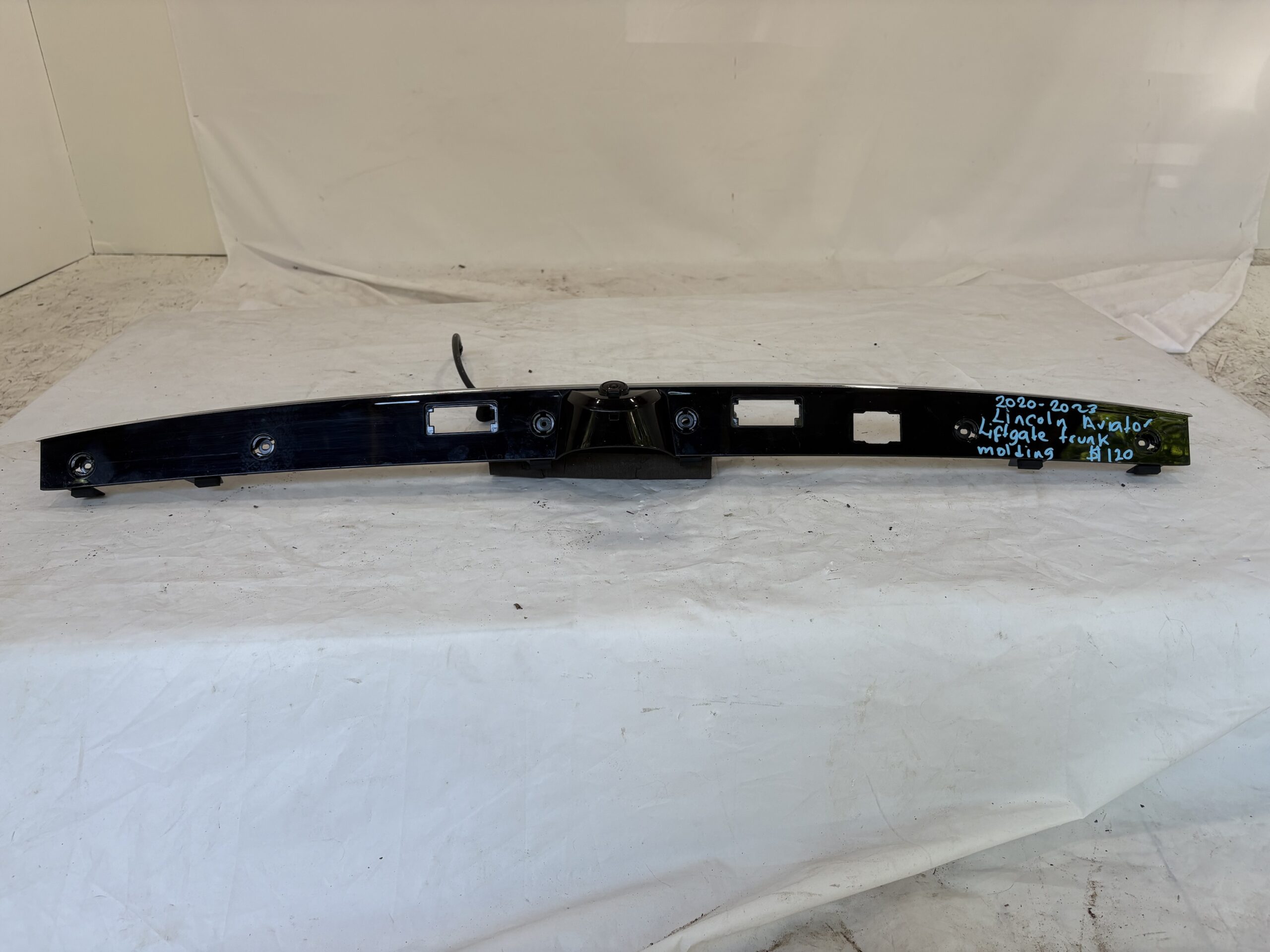 2020-2023 Lincoln Aviator Lift Gate Molding