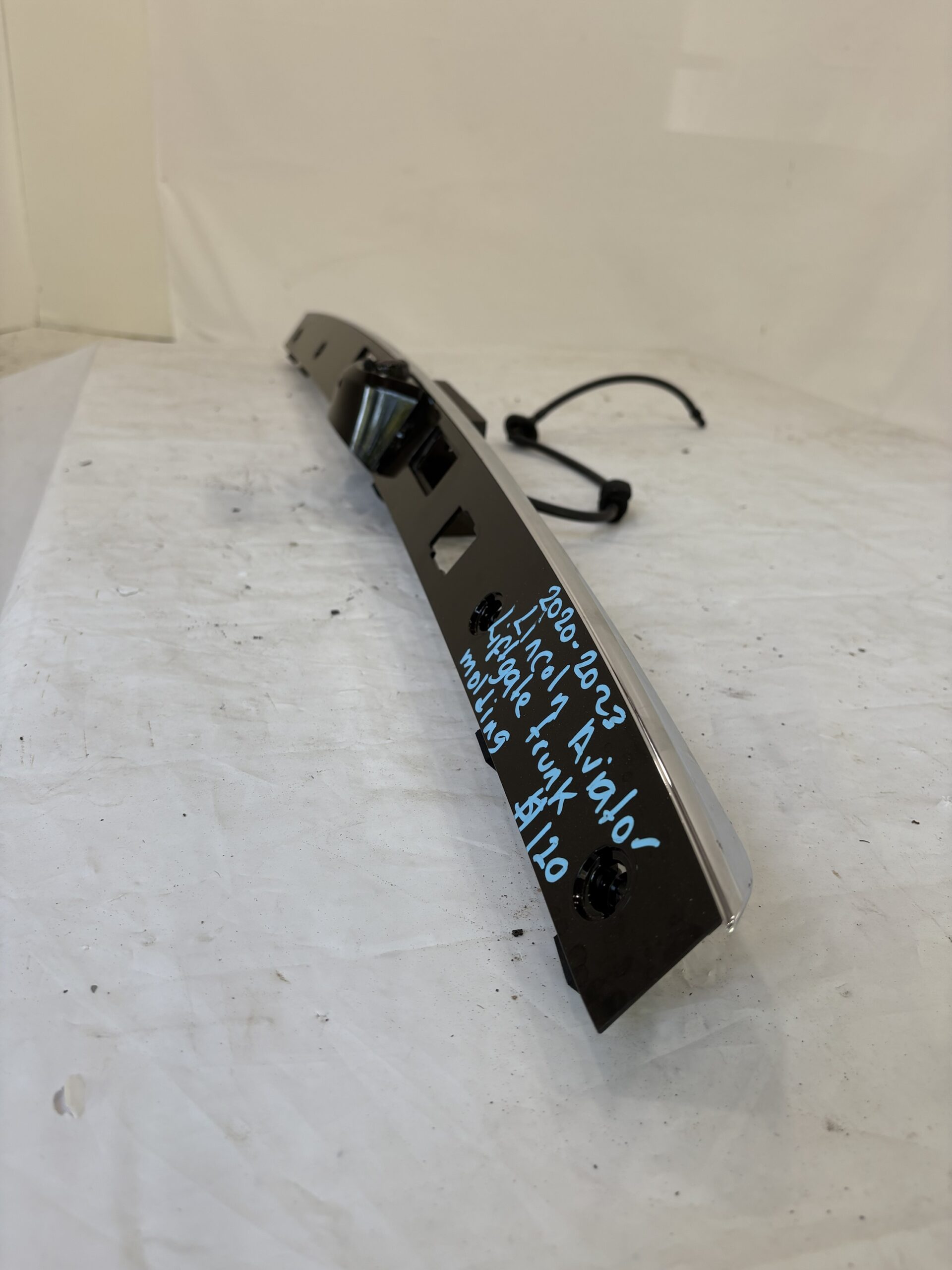 2020-2023 Lincoln Aviator Lift Gate Molding