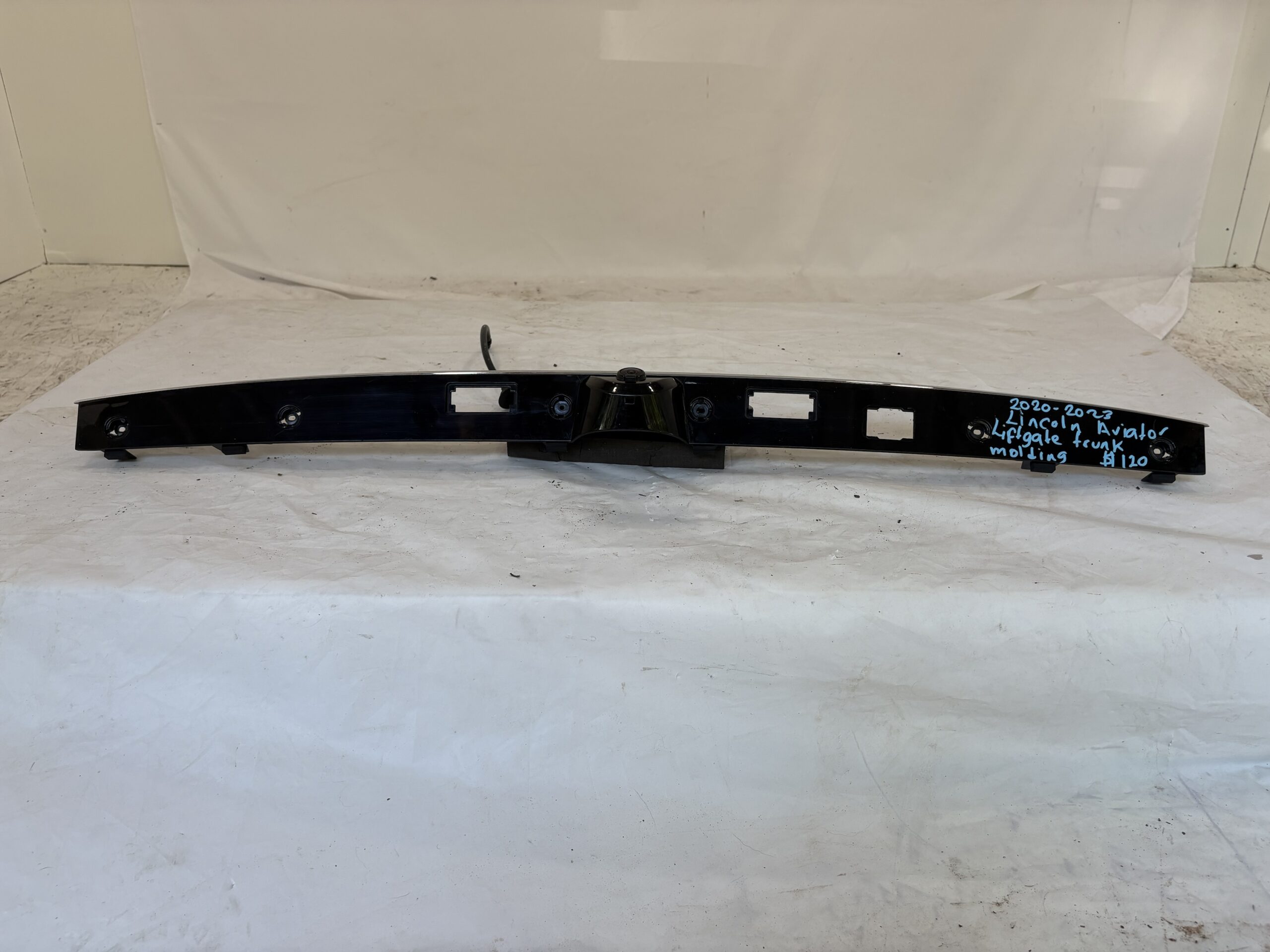 2020-2023 Lincoln Aviator Lift Gate Molding