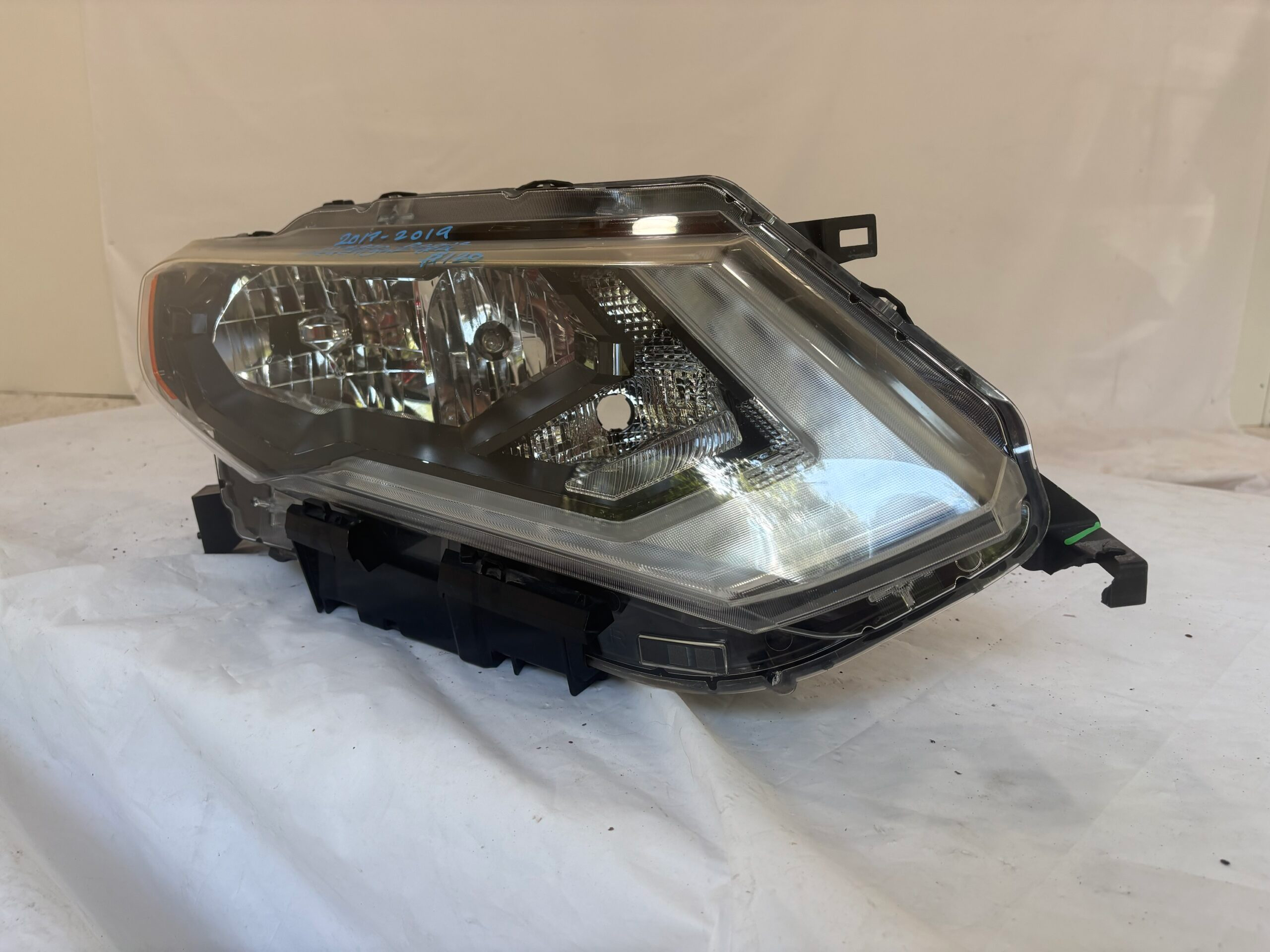 2017-2019 Nissan Rogue Passenger Headlight