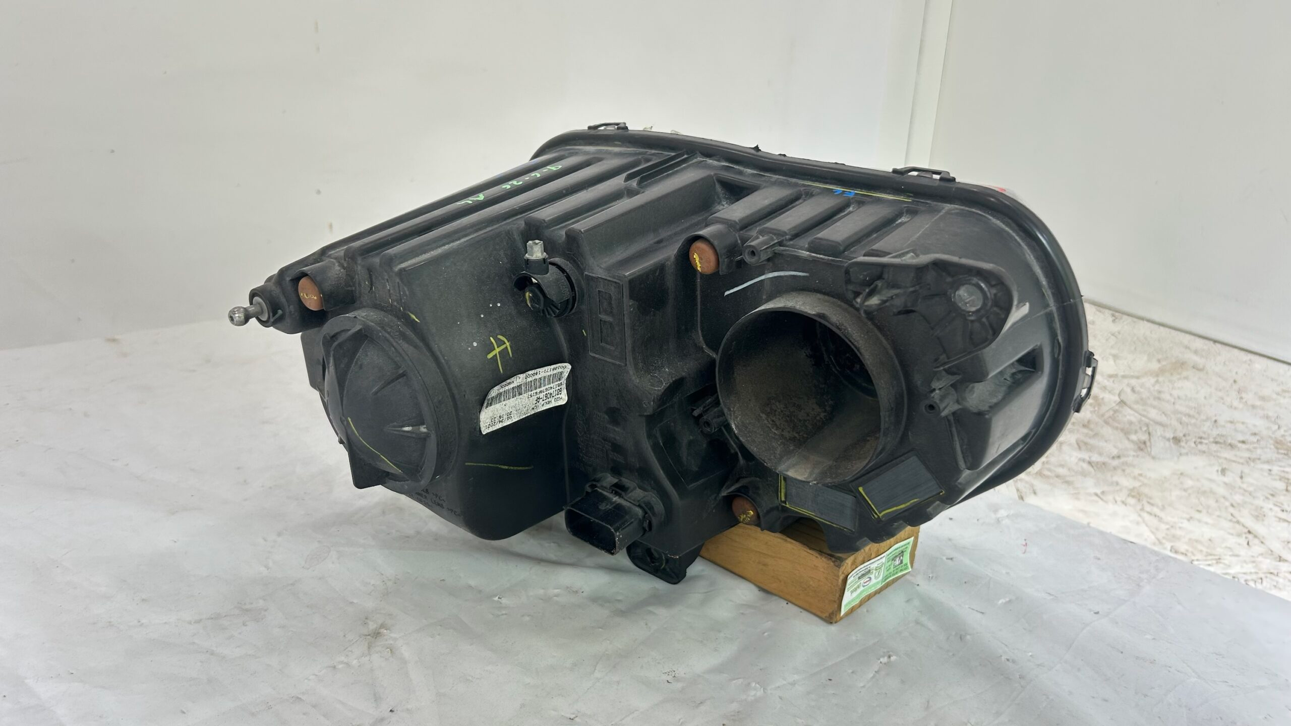 2015-2023 Dodge Challenger Driver Headlight HID Xenon