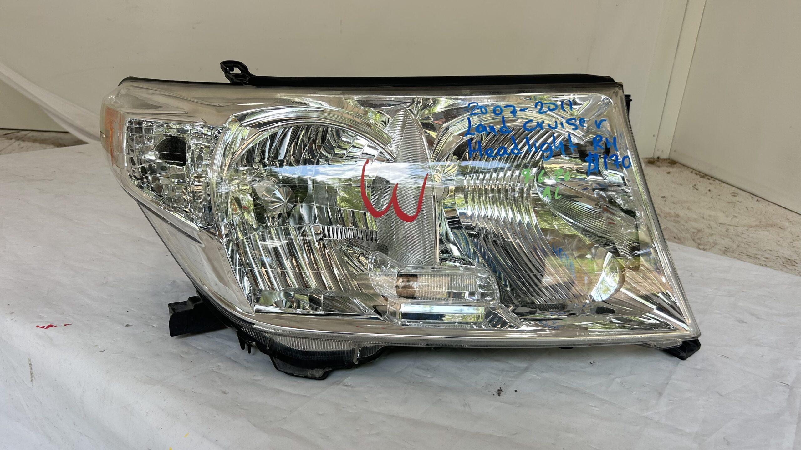 2007-2011 Toyota Land Cruiser Passenger Headlight Halogen