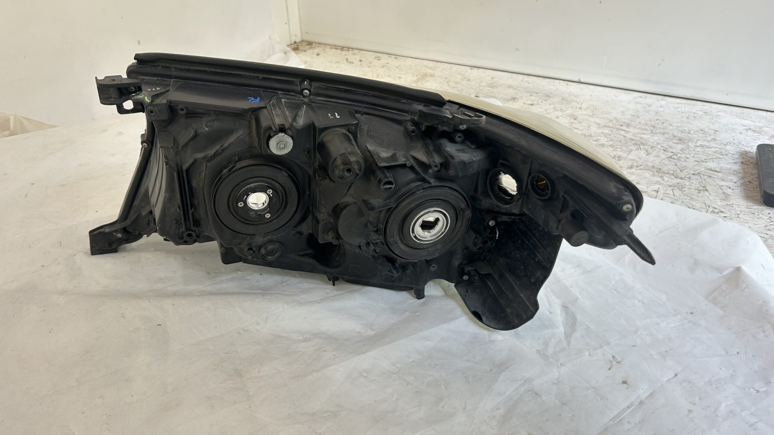 2007-2011 Toyota Land Cruiser Passenger Headlight Halogen