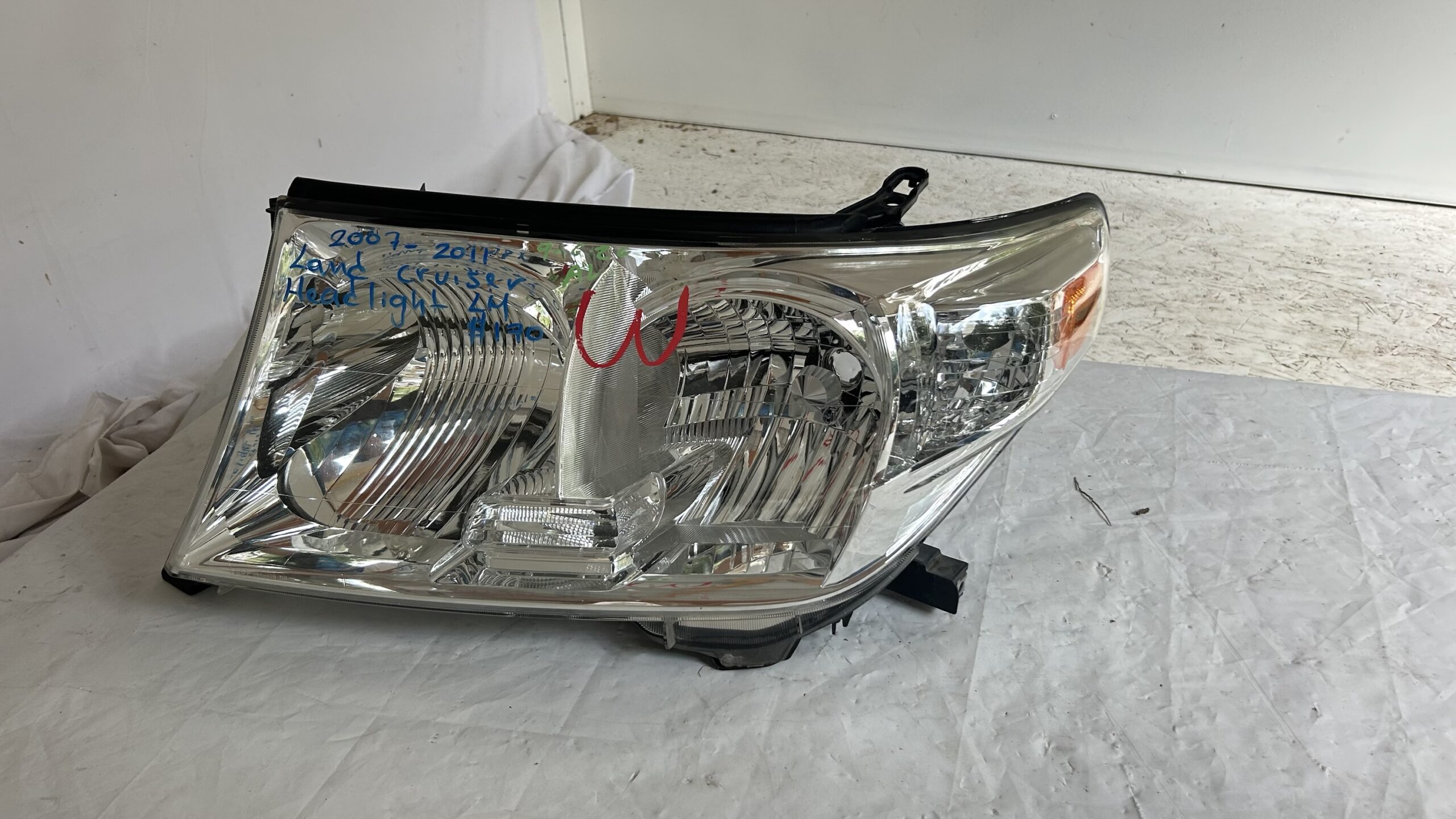 2007-2011 Toyota Land Cruiser Driver Headlight Halogen