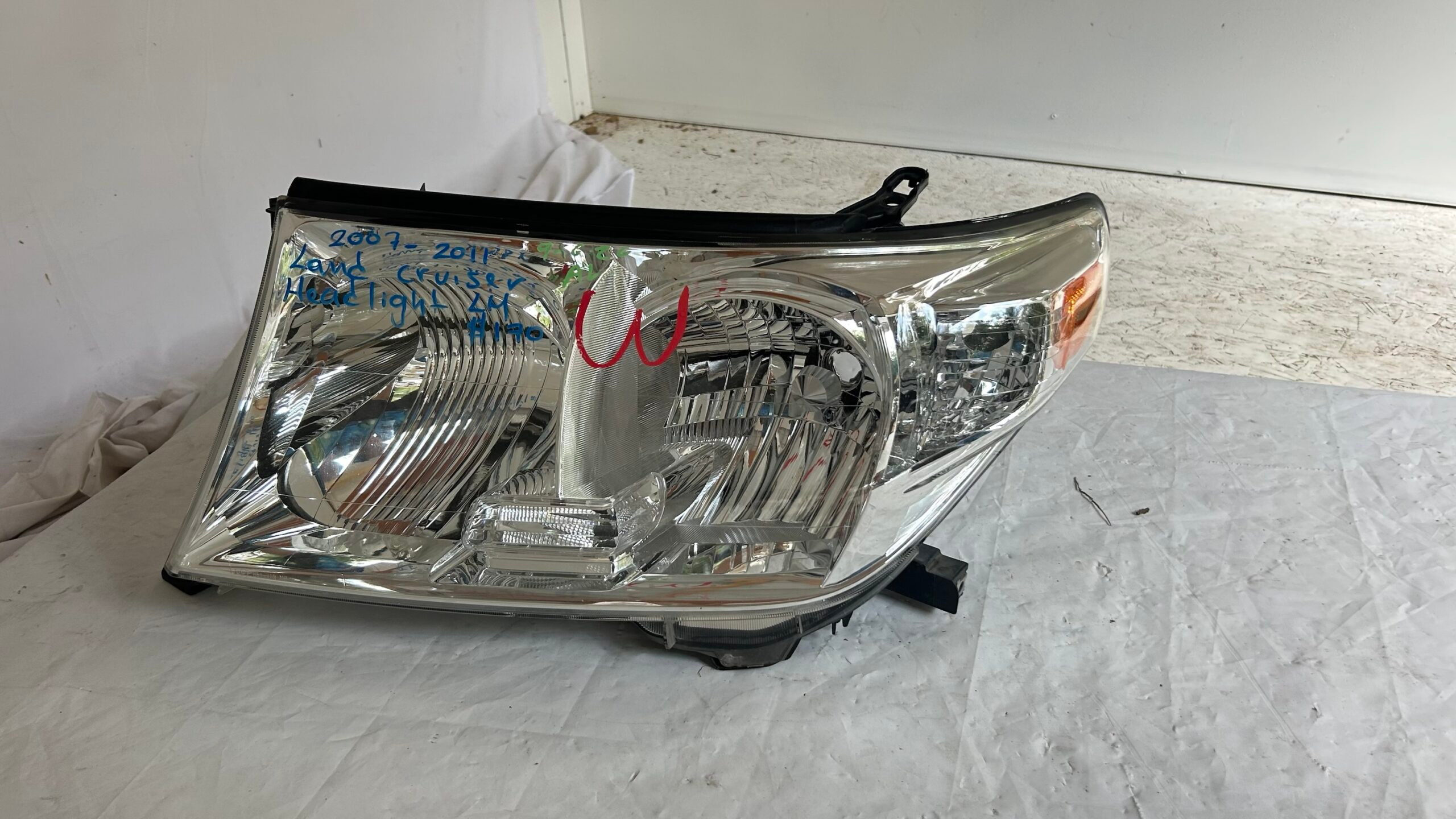 2007-2011 Toyota Land Cruiser Driver Headlight Halogen