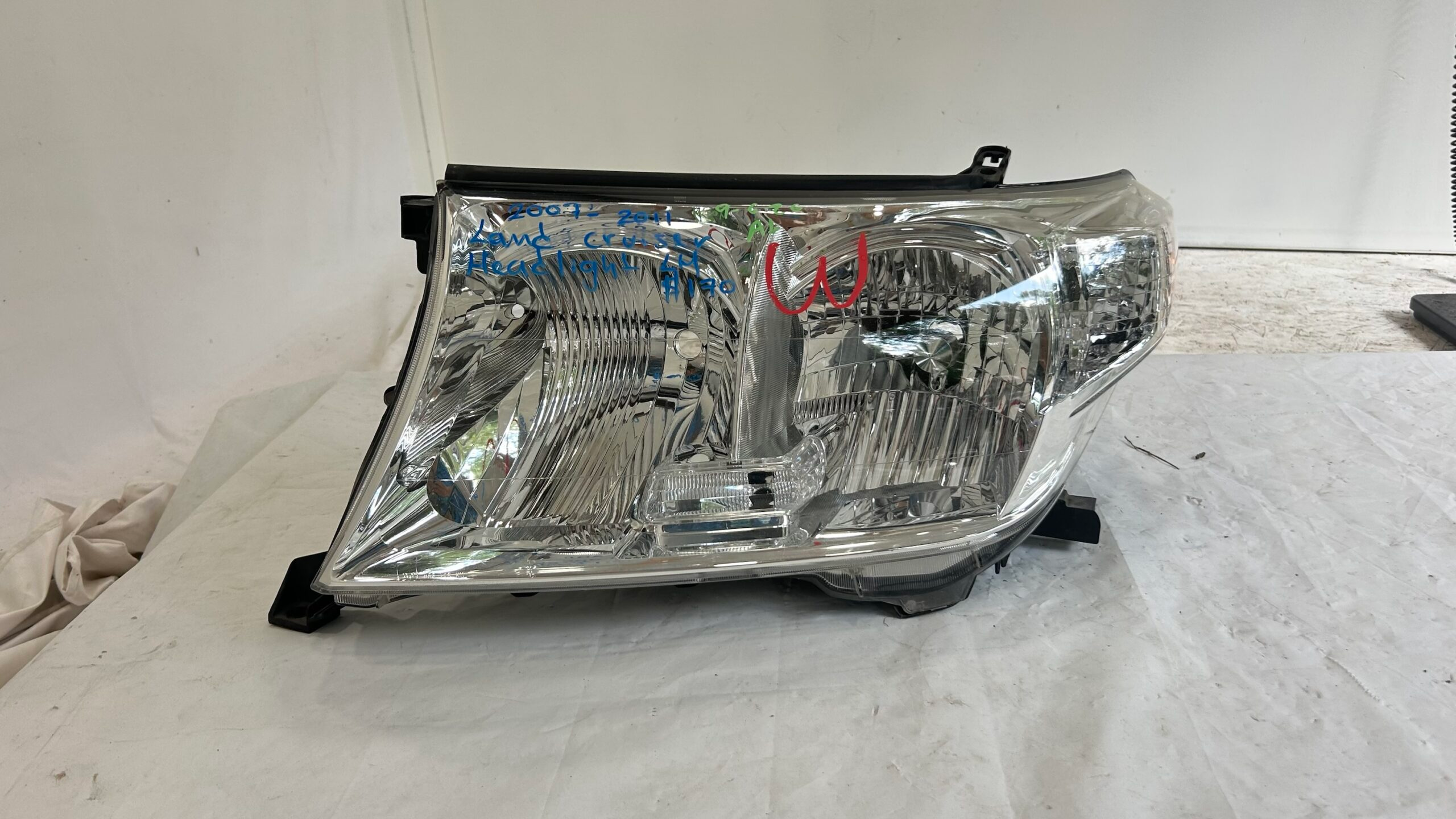 2007-2011 Toyota Land Cruiser Driver Headlight Halogen