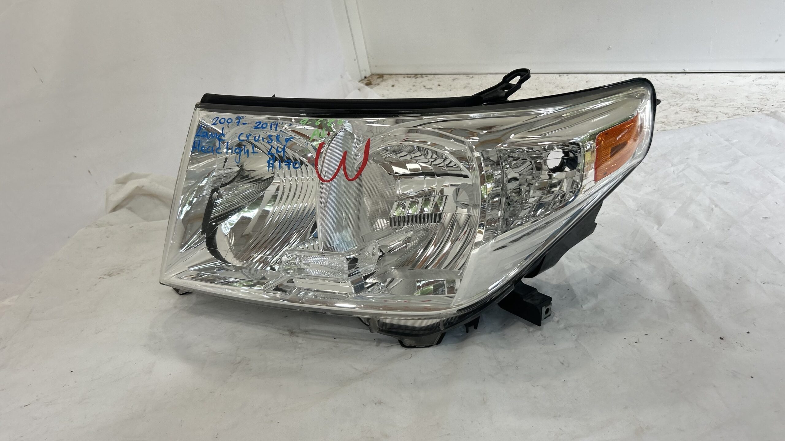 2007-2011 Toyota Land Cruiser Driver Headlight Halogen
