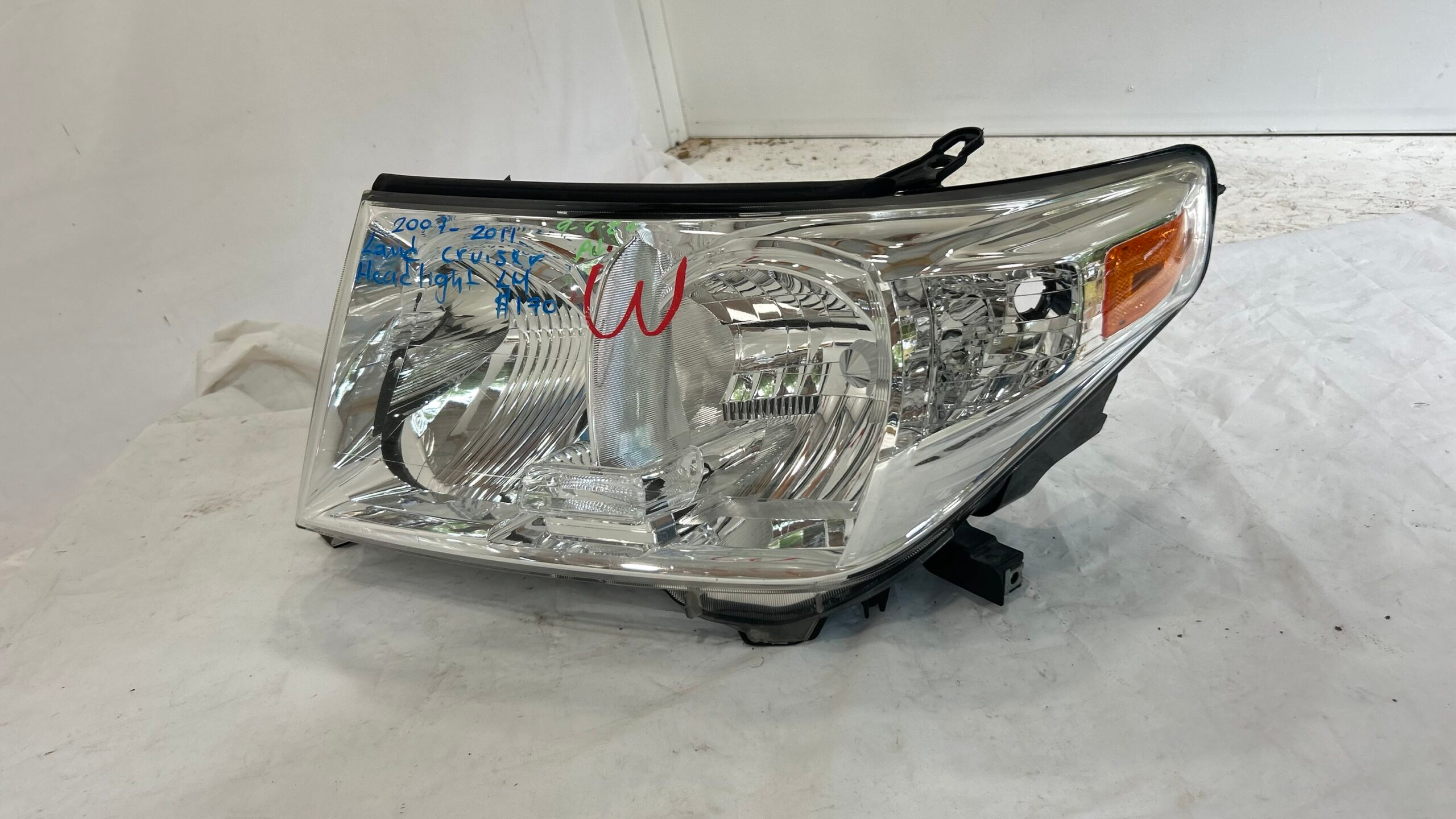2007-2011 Toyota Land Cruiser Driver Headlight Halogen