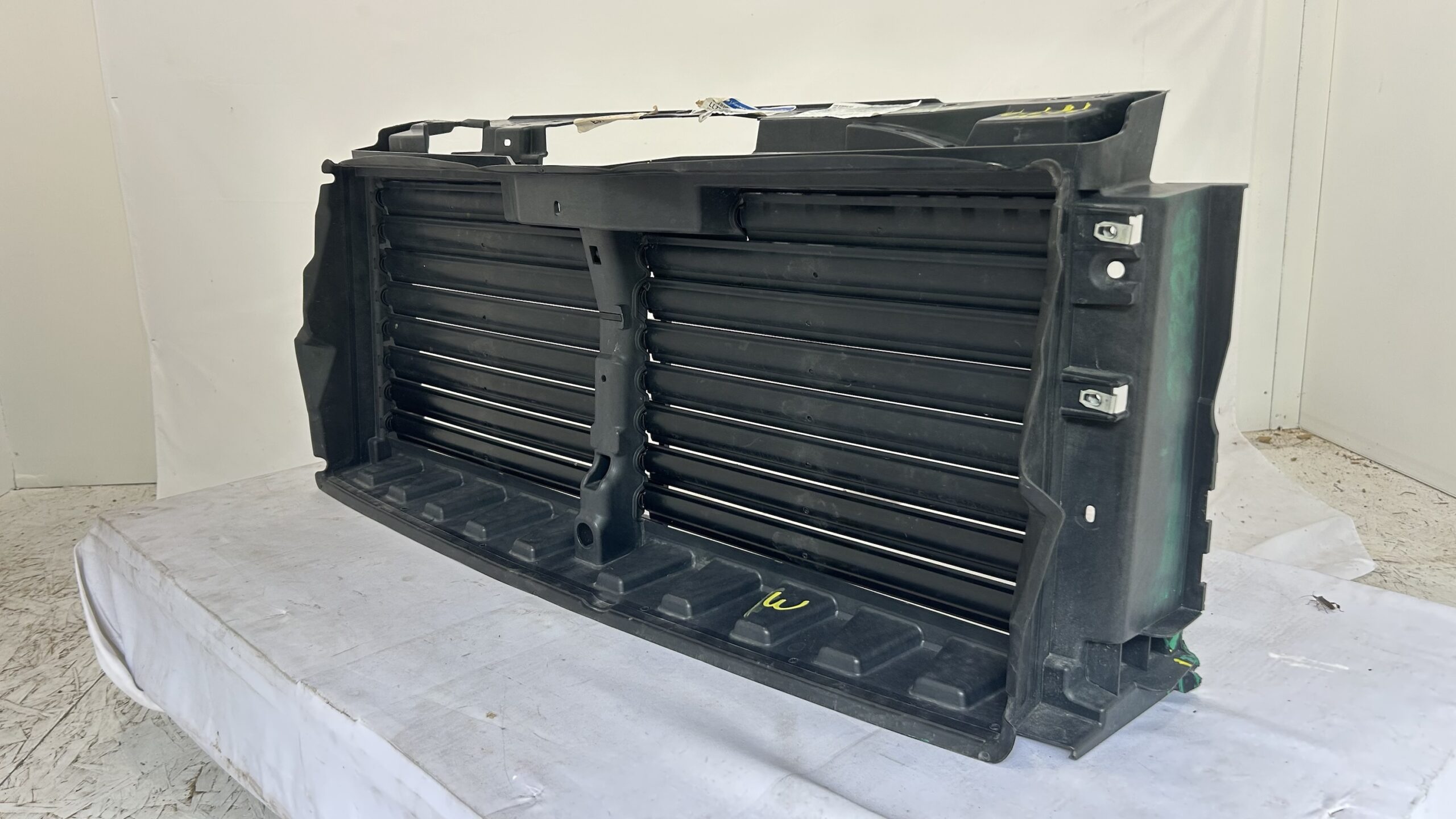2018-2024 Lincoln Navigator air Shutter