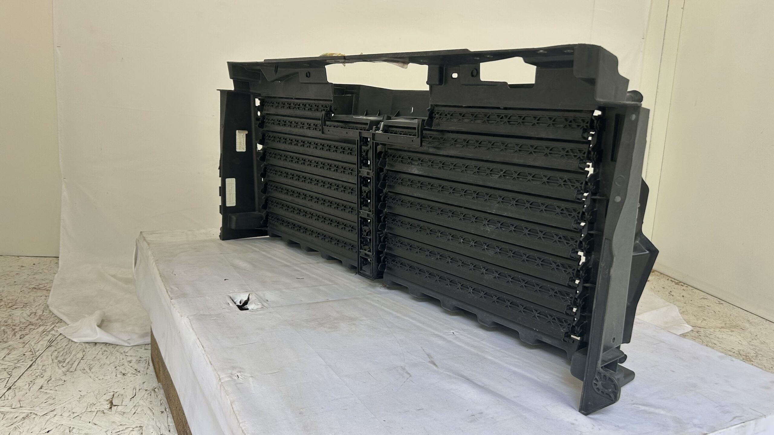 2018-2024 Lincoln Navigator air Shutter