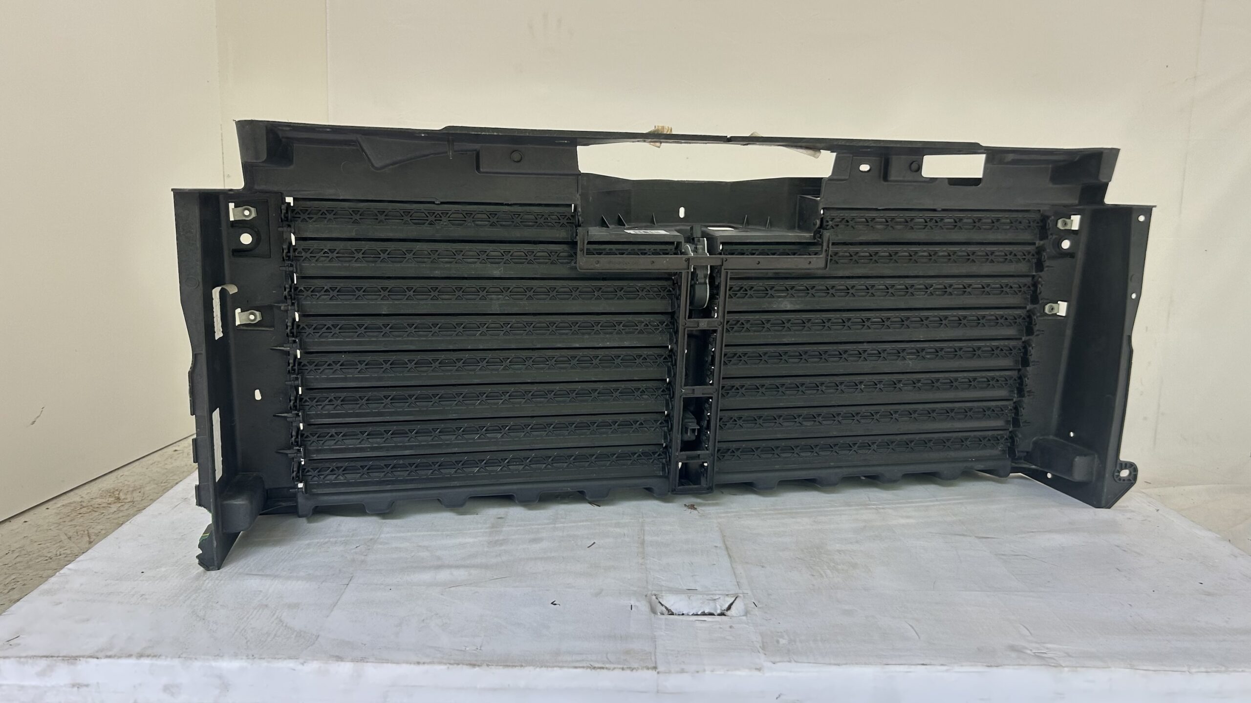 2018-2024 Lincoln Navigator air Shutter