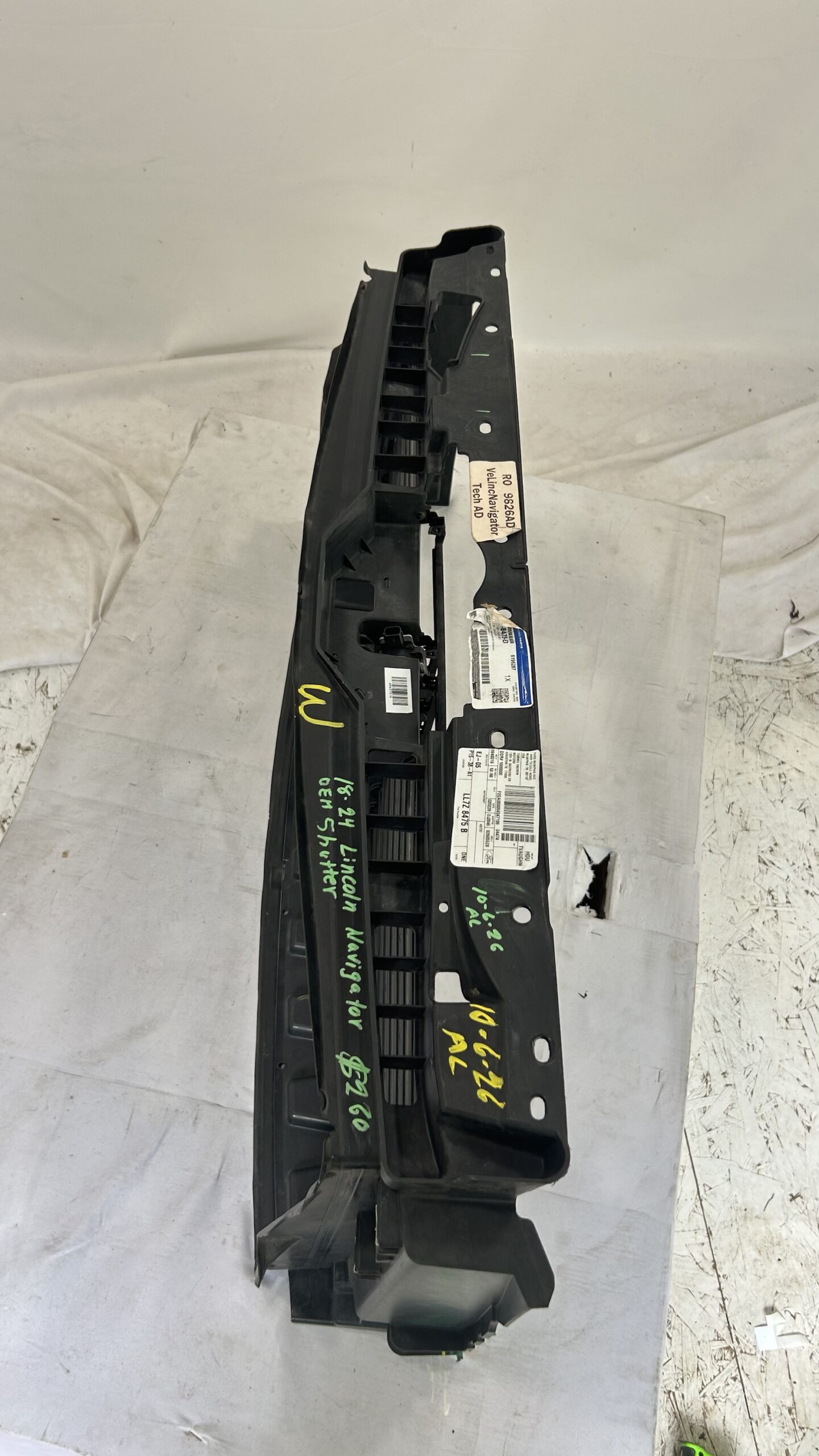 2018-2024 Lincoln Navigator air Shutter