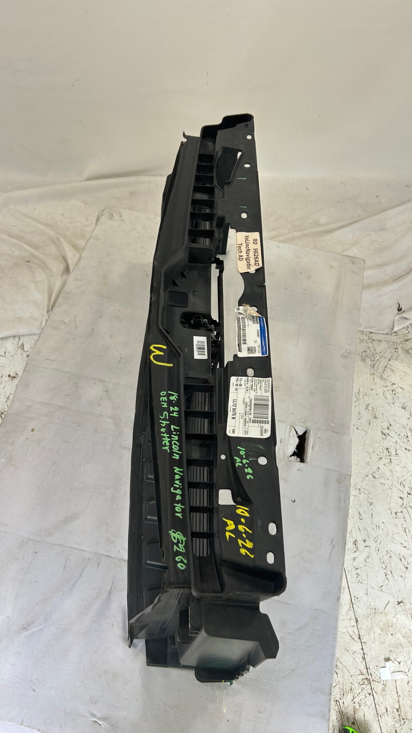 2018-2024 Lincoln Navigator air Shutter
