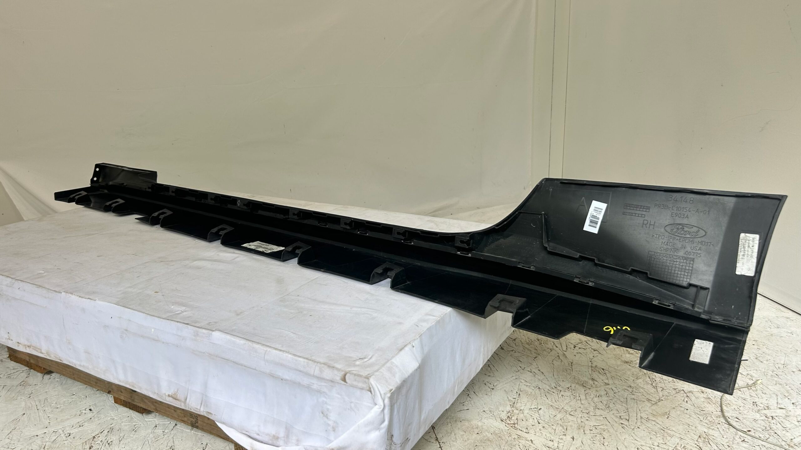 2024-2026 Ford Mustang Passenger Rocker Molding