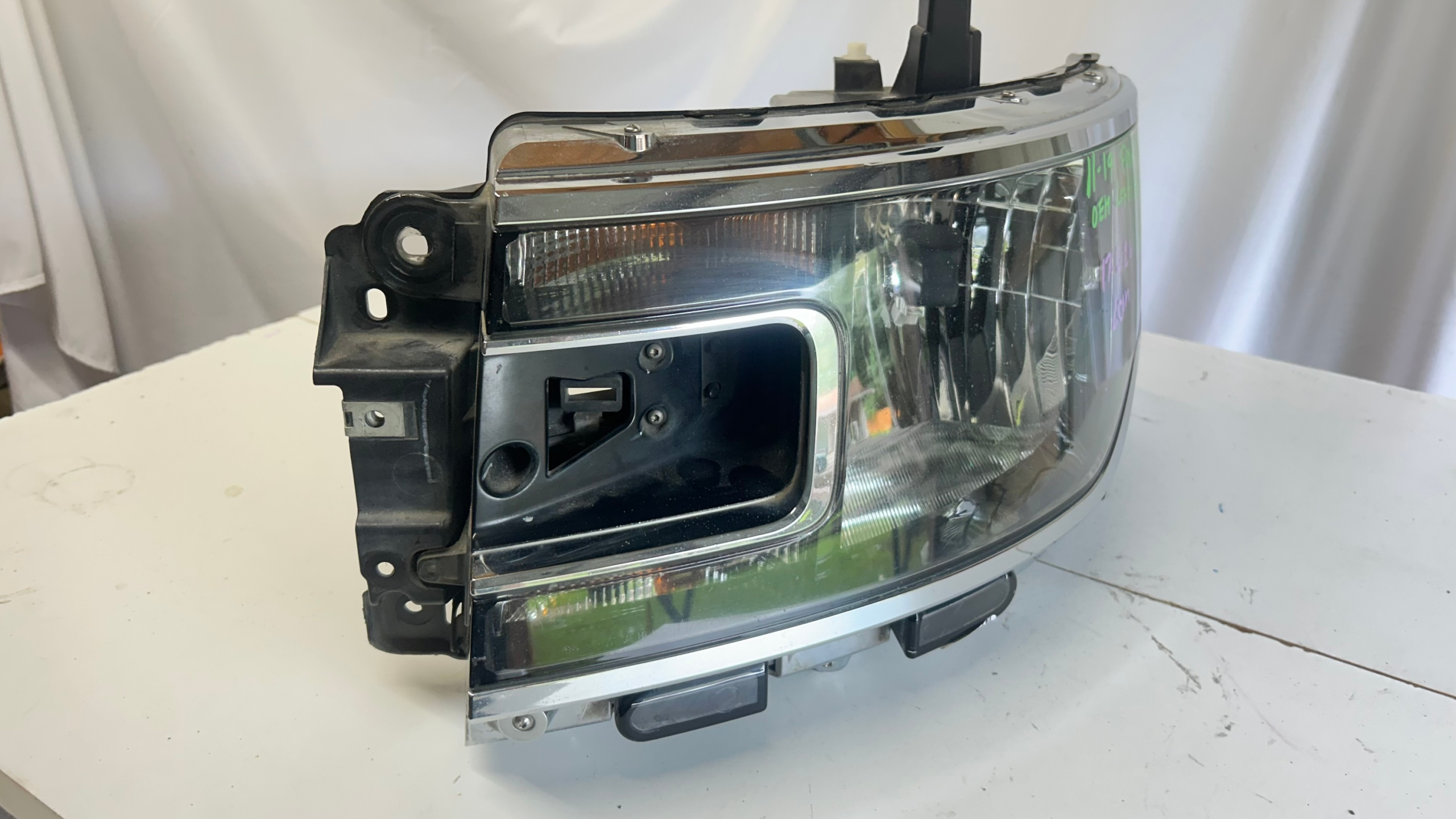 2013-2019 Ford Flex Driver side halogen headlight