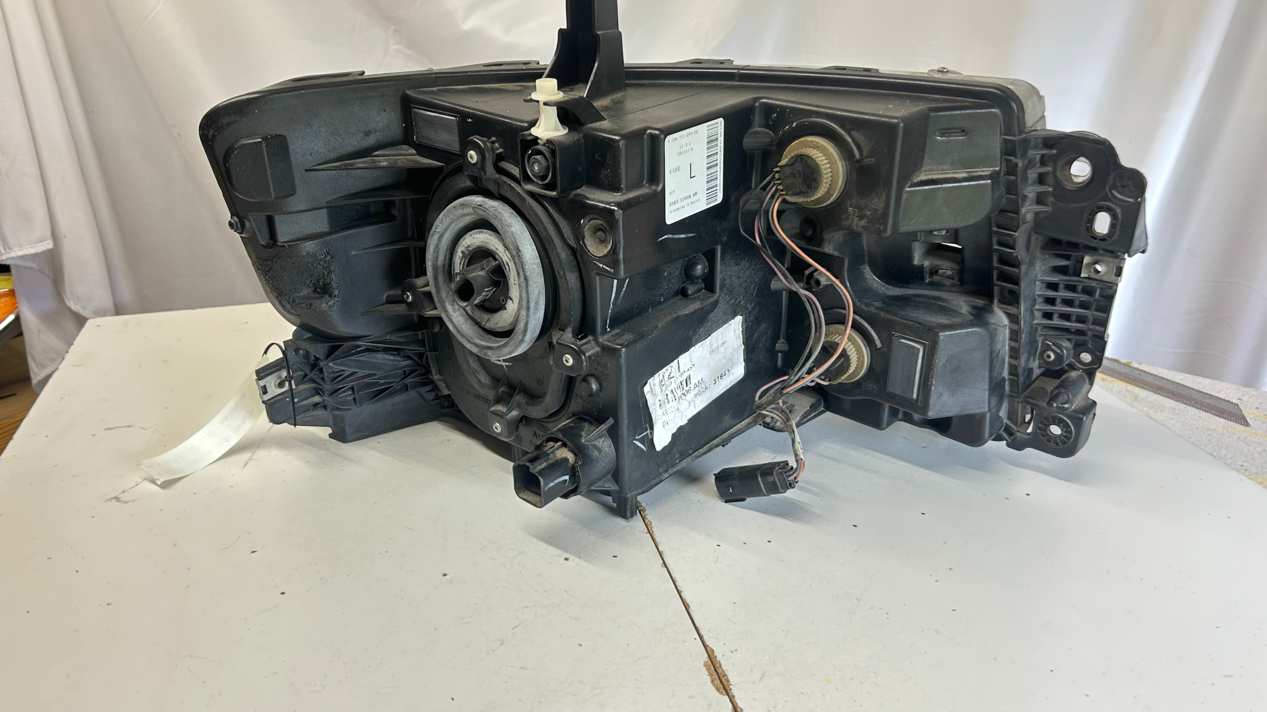 2013-2019 Ford Flex Driver side halogen headlight