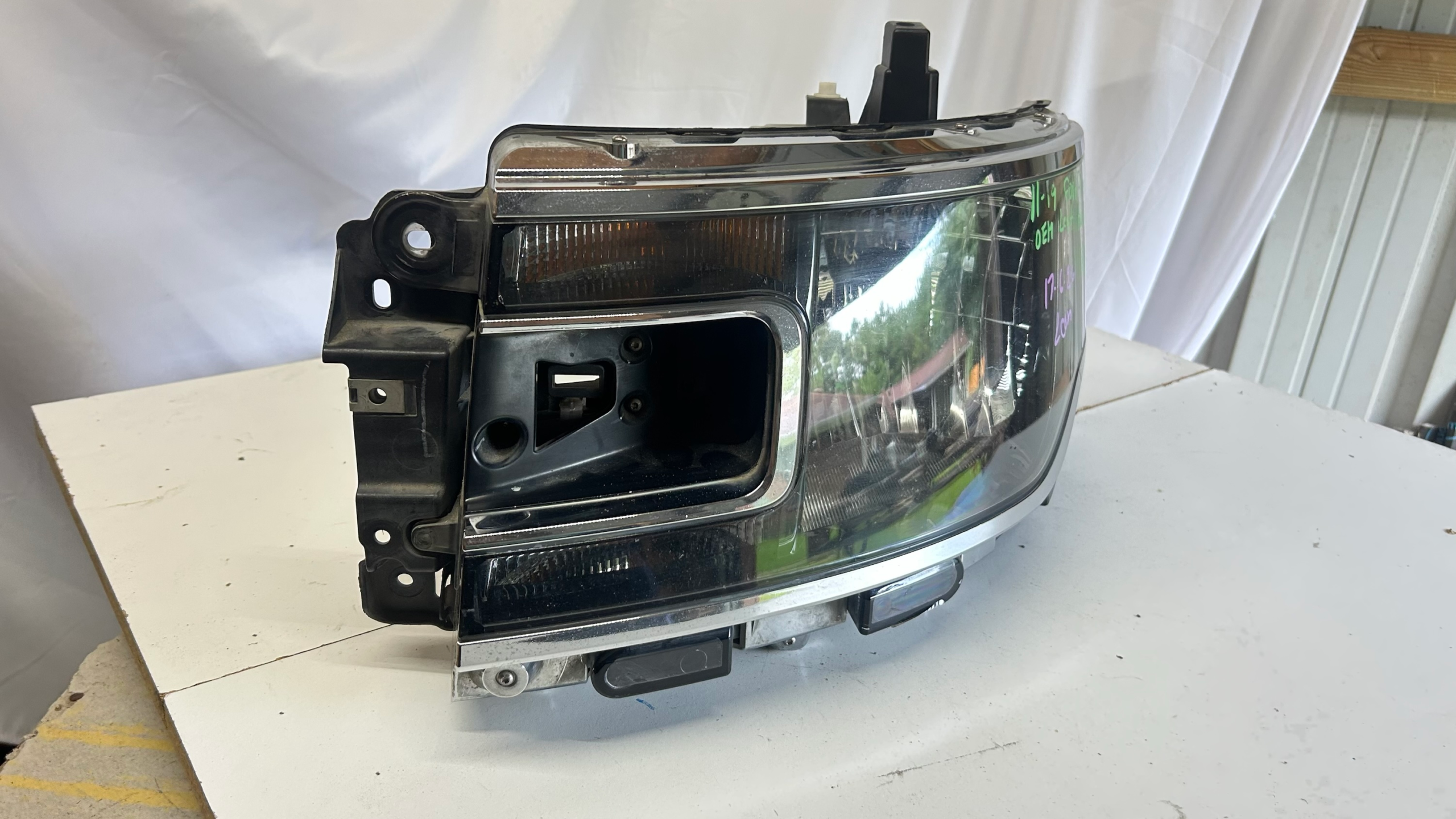 2013-2019 Ford Flex Driver side halogen headlight
