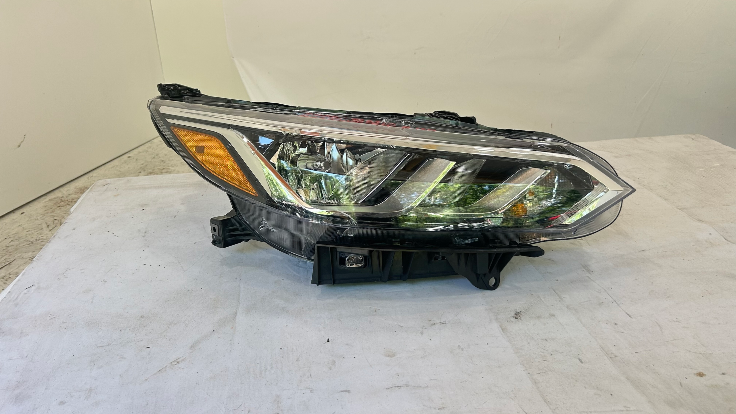 2020-2023 Nissan Sentra passenger halogen headlight