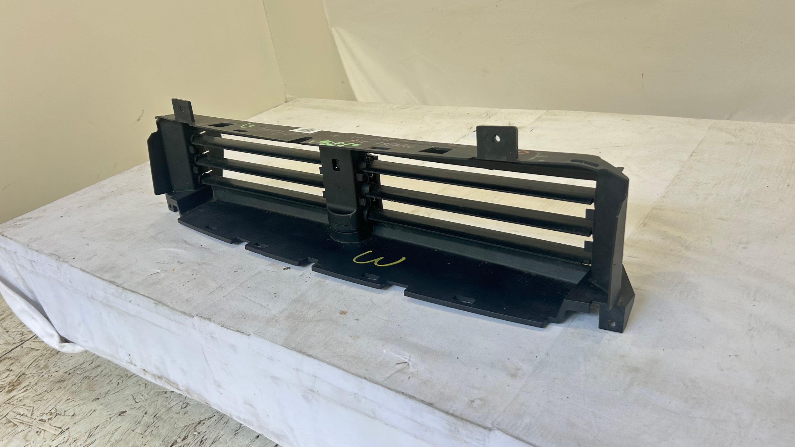 2019-2023 Jeep Cherokee Air Shutter