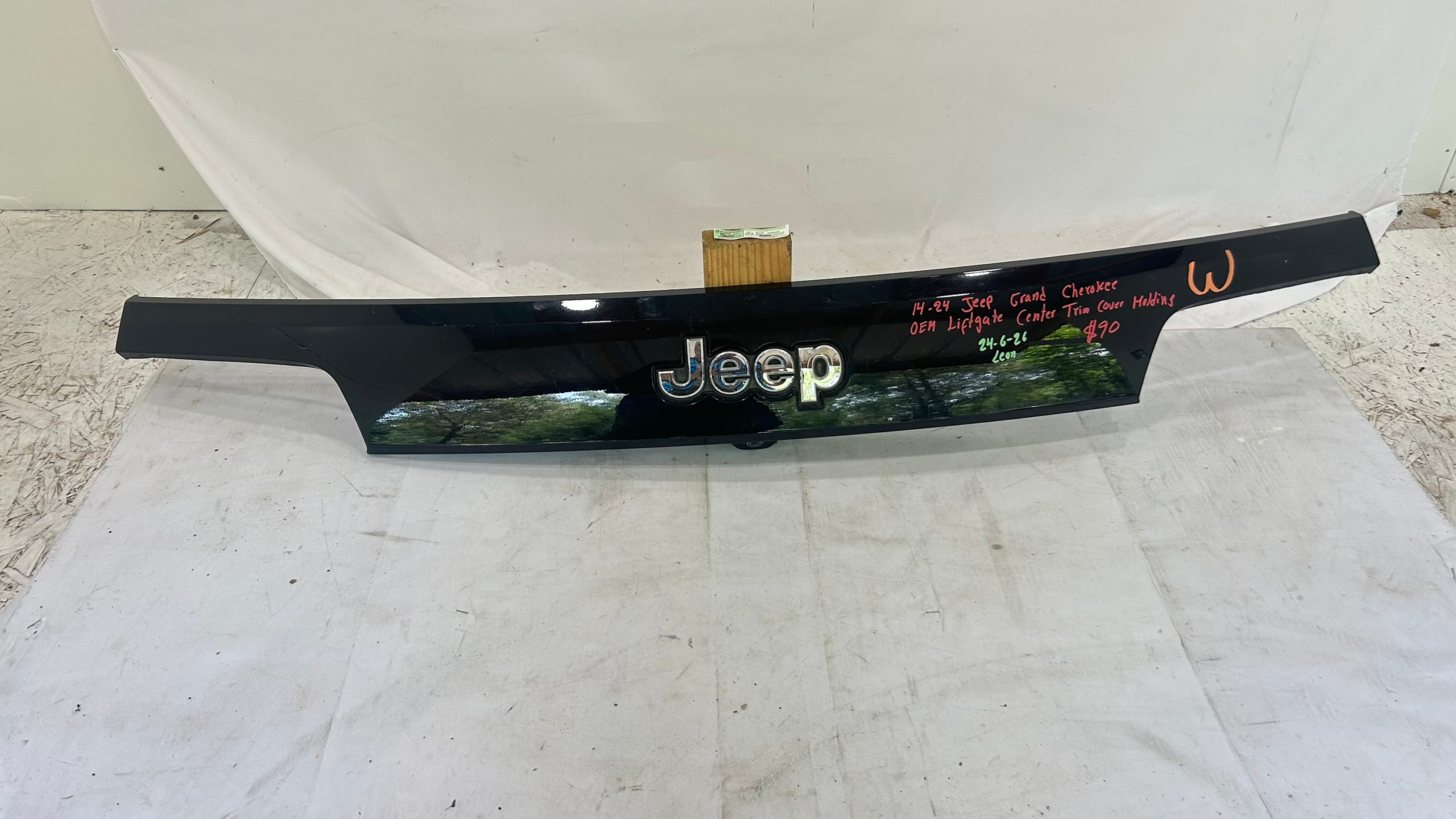 2014-2024 Jeep Grand Cherokee Liftgate center trim molding cover w/ camera